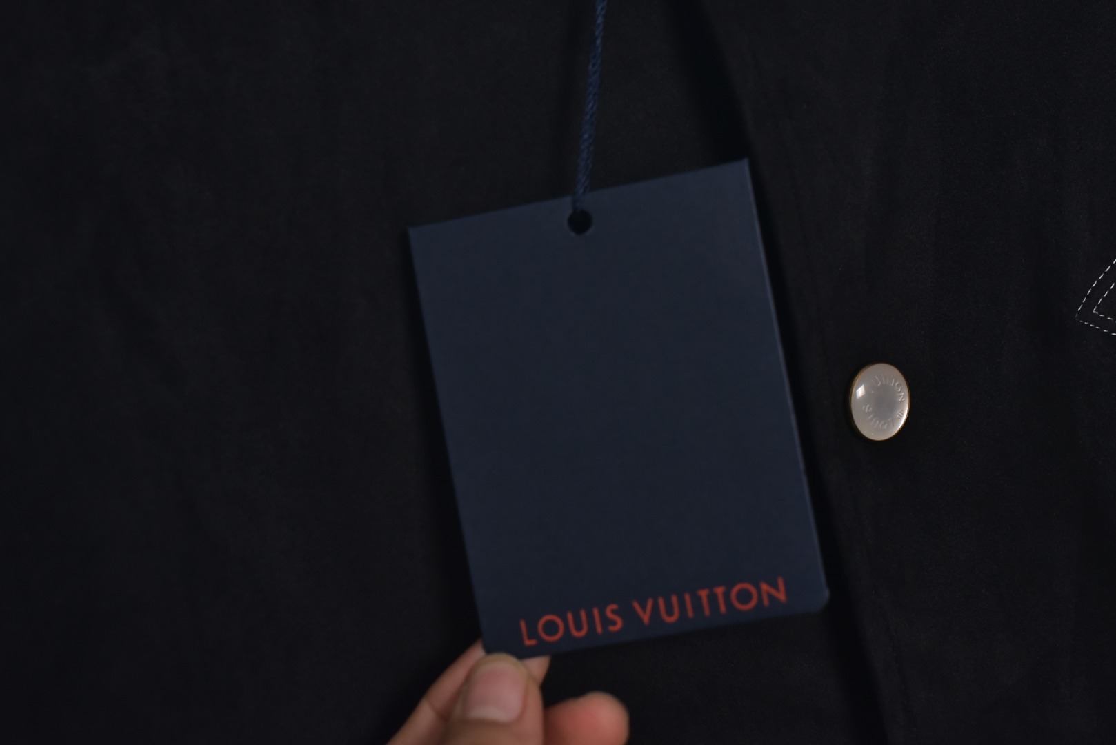 图片[5]-#1v 25Fw 菱形老花标志夹克外套 外层精选优质进口绒面面料，触感细腻柔滑，光泽内敛，内里采用专用苏美绸，轻盈透气，亲肤顺滑，胸口章仔采用独立开口机精准定位裁剪，拼接皮质基地，搭配莱恩石与水晶烫钻镶嵌工艺，璀璨夺目，采用定制高密度横纹扁基螺纹，挺括有型，不易变形，开模定做原版珍珠光面四合扣，搭配精致链条装饰，兼具功能性与装饰性，定制辅料三标，男女同款 尺码：XS-L-选品中心