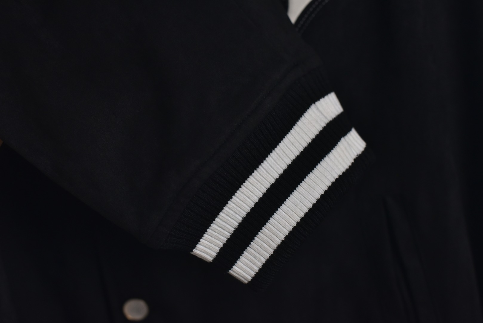 图片[7]-#1v 25Fw 菱形老花标志夹克外套 外层精选优质进口绒面面料，触感细腻柔滑，光泽内敛，内里采用专用苏美绸，轻盈透气，亲肤顺滑，胸口章仔采用独立开口机精准定位裁剪，拼接皮质基地，搭配莱恩石与水晶烫钻镶嵌工艺，璀璨夺目，采用定制高密度横纹扁基螺纹，挺括有型，不易变形，开模定做原版珍珠光面四合扣，搭配精致链条装饰，兼具功能性与装饰性，定制辅料三标，男女同款 尺码：XS-L-选品中心