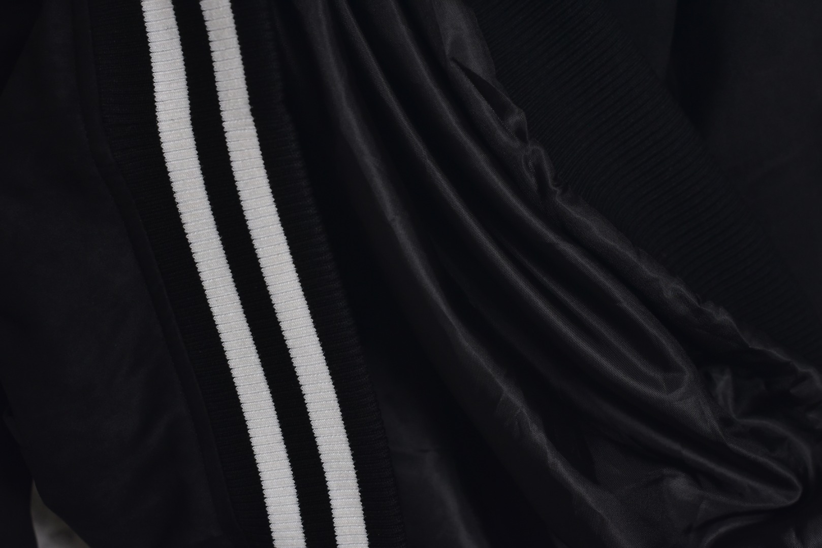 图片[9]-#1v 25Fw 菱形老花标志夹克外套 外层精选优质进口绒面面料，触感细腻柔滑，光泽内敛，内里采用专用苏美绸，轻盈透气，亲肤顺滑，胸口章仔采用独立开口机精准定位裁剪，拼接皮质基地，搭配莱恩石与水晶烫钻镶嵌工艺，璀璨夺目，采用定制高密度横纹扁基螺纹，挺括有型，不易变形，开模定做原版珍珠光面四合扣，搭配精致链条装饰，兼具功能性与装饰性，定制辅料三标，男女同款 尺码：XS-L-选品中心