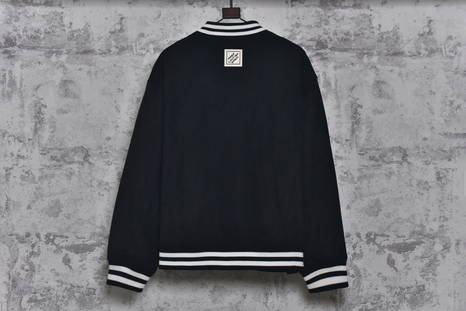 图片[2]-#1v 25Fw 菱形老花标志夹克外套 外层精选优质进口绒面面料，触感细腻柔滑，光泽内敛，内里采用专用苏美绸，轻盈透气，亲肤顺滑，胸口章仔采用独立开口机精准定位裁剪，拼接皮质基地，搭配莱恩石与水晶烫钻镶嵌工艺，璀璨夺目，采用定制高密度横纹扁基螺纹，挺括有型，不易变形，开模定做原版珍珠光面四合扣，搭配精致链条装饰，兼具功能性与装饰性，定制辅料三标，男女同款 尺码：XS-L-选品中心