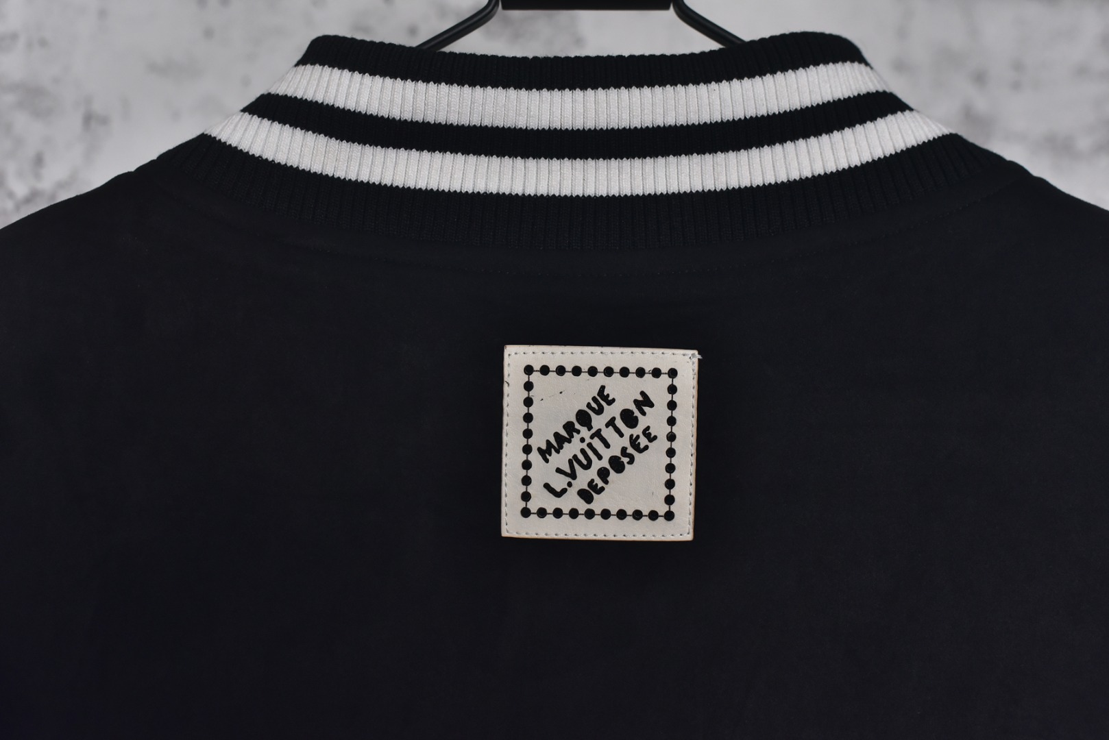 图片[8]-#1v 25Fw 菱形老花标志夹克外套 外层精选优质进口绒面面料，触感细腻柔滑，光泽内敛，内里采用专用苏美绸，轻盈透气，亲肤顺滑，胸口章仔采用独立开口机精准定位裁剪，拼接皮质基地，搭配莱恩石与水晶烫钻镶嵌工艺，璀璨夺目，采用定制高密度横纹扁基螺纹，挺括有型，不易变形，开模定做原版珍珠光面四合扣，搭配精致链条装饰，兼具功能性与装饰性，定制辅料三标，男女同款 尺码：XS-L-选品中心