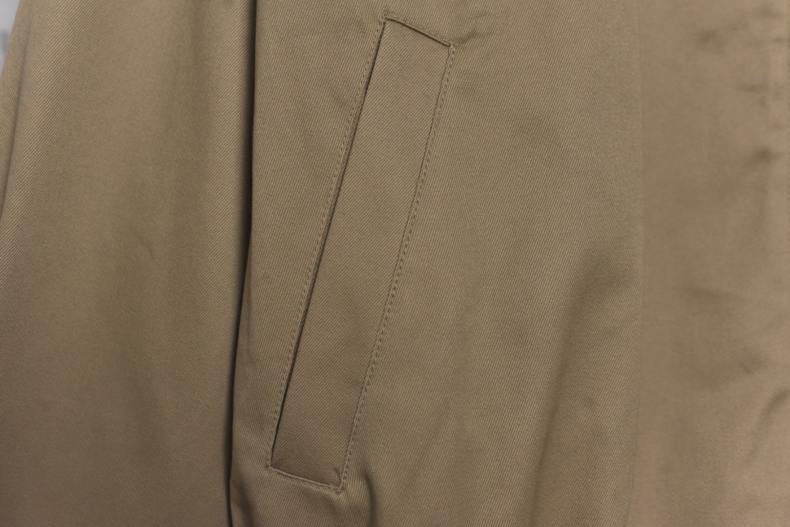 图片[6]-#Miu Miu 25Fw Miu贴布绣格纹假两件夹克外套 定织定染高支数斜纹纺织，赋予面料硬挺的骨骼感与细腻的肌理触感。斜纹结构确保抗皱性与耐久度，同时通过微光泽后整理提升表面质感，呼应现代都市机能美学，选用19姆米级丝绸混纺内衬，以静电覆合技术贴合主体面料，实现无缝一体结构。丝质内里不仅提供亲肤透气性，更通过对比光泽强化内外层次差异，暗藏低调奢华感，复合式拼接设计，领口、袖口采用蓝格纹拼接设计，通过激光裁切包边工艺实现精准对格。拼接部位以隐藏式埋夹缝制衔接，边缘做0.3cm仿旧毛边处理，模拟自然磨损的复古效果，同时与主面料形成粗犷与精致的材质对话，定制镀金色五金拉链，选用日本YKK EXCELL系列底链，齿牙经PVD真空镀金处理，达到3级耐磨标准。拉头内部嵌入硅胶减震垫片，实现静音开合，表面做做旧蚀刻工艺呈现斑驳肌理，避免工业感过强，每颗纽扣取材于水牛角切片，经手工抛光保留天然纹理与半透光特性缠绕同色系绣线防止脱落，细节体现传统工艺与现代设计的融合 尺码：S-L【不拉拉链可以不用考虑体重】-选品中心