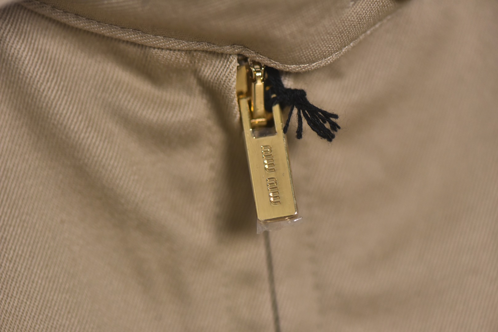 图片[4]-#Miu Miu 25Fw Miu贴布绣格纹假两件夹克外套 定织定染高支数斜纹纺织，赋予面料硬挺的骨骼感与细腻的肌理触感。斜纹结构确保抗皱性与耐久度，同时通过微光泽后整理提升表面质感，呼应现代都市机能美学，选用19姆米级丝绸混纺内衬，以静电覆合技术贴合主体面料，实现无缝一体结构。丝质内里不仅提供亲肤透气性，更通过对比光泽强化内外层次差异，暗藏低调奢华感，复合式拼接设计，领口、袖口采用蓝格纹拼接设计，通过激光裁切包边工艺实现精准对格。拼接部位以隐藏式埋夹缝制衔接，边缘做0.3cm仿旧毛边处理，模拟自然磨损的复古效果，同时与主面料形成粗犷与精致的材质对话，定制镀金色五金拉链，选用日本YKK EXCELL系列底链，齿牙经PVD真空镀金处理，达到3级耐磨标准。拉头内部嵌入硅胶减震垫片，实现静音开合，表面做做旧蚀刻工艺呈现斑驳肌理，避免工业感过强，每颗纽扣取材于水牛角切片，经手工抛光保留天然纹理与半透光特性缠绕同色系绣线防止脱落，细节体现传统工艺与现代设计的融合 尺码：S-L【不拉拉链可以不用考虑体重】-选品中心