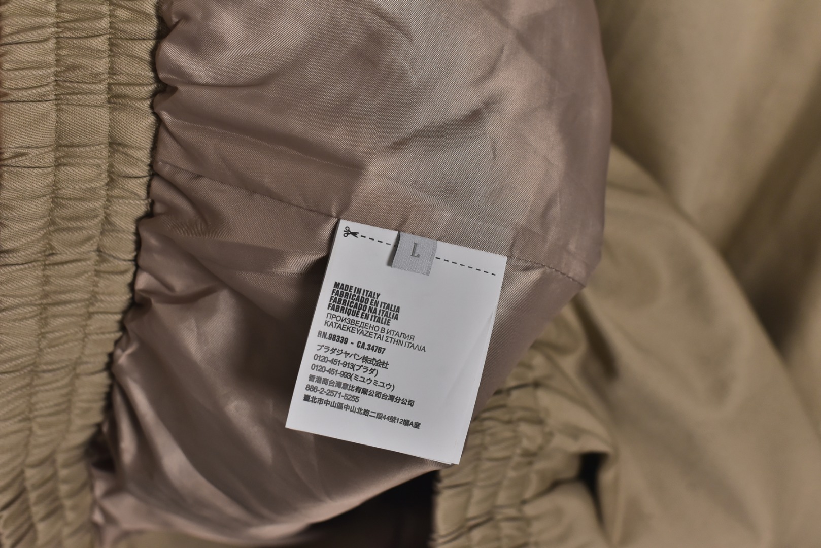 图片[9]-#Miu Miu 25Fw Miu贴布绣格纹假两件夹克外套 定织定染高支数斜纹纺织，赋予面料硬挺的骨骼感与细腻的肌理触感。斜纹结构确保抗皱性与耐久度，同时通过微光泽后整理提升表面质感，呼应现代都市机能美学，选用19姆米级丝绸混纺内衬，以静电覆合技术贴合主体面料，实现无缝一体结构。丝质内里不仅提供亲肤透气性，更通过对比光泽强化内外层次差异，暗藏低调奢华感，复合式拼接设计，领口、袖口采用蓝格纹拼接设计，通过激光裁切包边工艺实现精准对格。拼接部位以隐藏式埋夹缝制衔接，边缘做0.3cm仿旧毛边处理，模拟自然磨损的复古效果，同时与主面料形成粗犷与精致的材质对话，定制镀金色五金拉链，选用日本YKK EXCELL系列底链，齿牙经PVD真空镀金处理，达到3级耐磨标准。拉头内部嵌入硅胶减震垫片，实现静音开合，表面做做旧蚀刻工艺呈现斑驳肌理，避免工业感过强，每颗纽扣取材于水牛角切片，经手工抛光保留天然纹理与半透光特性缠绕同色系绣线防止脱落，细节体现传统工艺与现代设计的融合 尺码：S-L【不拉拉链可以不用考虑体重】-选品中心