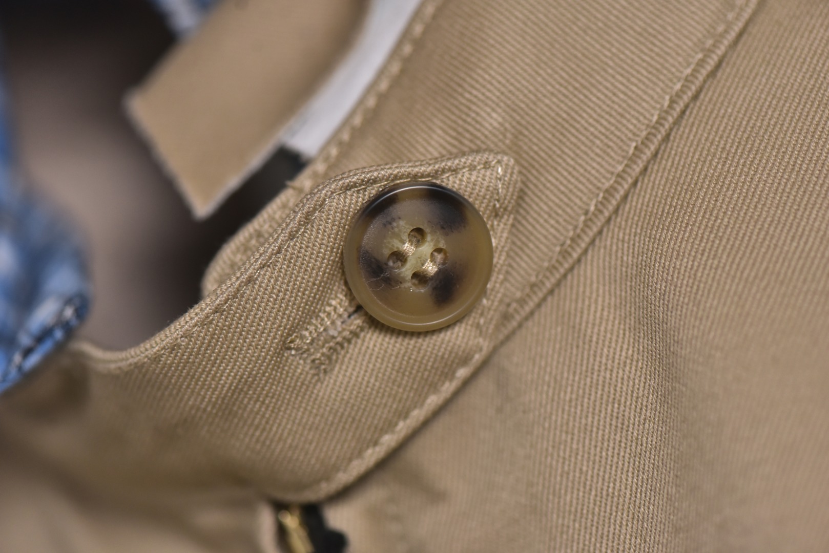 图片[8]-#Miu Miu 25Fw Miu贴布绣格纹假两件夹克外套 定织定染高支数斜纹纺织，赋予面料硬挺的骨骼感与细腻的肌理触感。斜纹结构确保抗皱性与耐久度，同时通过微光泽后整理提升表面质感，呼应现代都市机能美学，选用19姆米级丝绸混纺内衬，以静电覆合技术贴合主体面料，实现无缝一体结构。丝质内里不仅提供亲肤透气性，更通过对比光泽强化内外层次差异，暗藏低调奢华感，复合式拼接设计，领口、袖口采用蓝格纹拼接设计，通过激光裁切包边工艺实现精准对格。拼接部位以隐藏式埋夹缝制衔接，边缘做0.3cm仿旧毛边处理，模拟自然磨损的复古效果，同时与主面料形成粗犷与精致的材质对话，定制镀金色五金拉链，选用日本YKK EXCELL系列底链，齿牙经PVD真空镀金处理，达到3级耐磨标准。拉头内部嵌入硅胶减震垫片，实现静音开合，表面做做旧蚀刻工艺呈现斑驳肌理，避免工业感过强，每颗纽扣取材于水牛角切片，经手工抛光保留天然纹理与半透光特性缠绕同色系绣线防止脱落，细节体现传统工艺与现代设计的融合 尺码：S-L【不拉拉链可以不用考虑体重】-选品中心