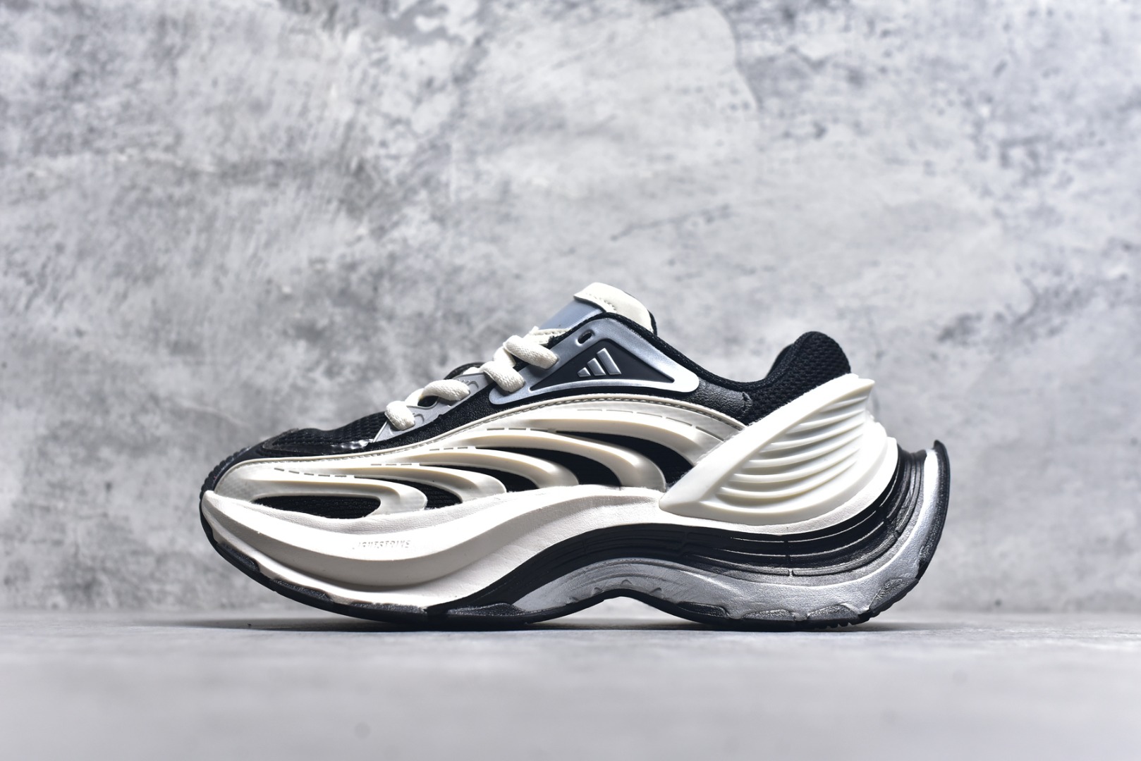 #AD XLG MTW系列 舒适百搭防滑耐磨低帮跑步鞋老爹鞋 IH1571 鞋面采用贯穿式银条 完整的线条流畅度带来充分的视觉享受 鞋舌若隐若现的LOGO充满神秘感 夸张的鞋后跟幅度设计 线条感延伸至后跟标志三条杆彰显adidas调性 中底采用LIGHT STRIKE科技 在满足穿搭属性的同时提供舒适的脚感 完整的流线型设计语言 从鞋面贯穿到鞋底以及鞋花纹路 颜值与实力兼具 秀场与日常皆融 未来已来 让我们继续期待 实拍调校N版已经零色差零失真 百分百还原实物色彩所见即所得 不存在货不对板色差等低级问题 选购参考实物拍摄 不混卖不参货 只用心做好货严格选品 承诺混一赔十 尺码：36 36.5 37.5 38 38.5 39 40 40.5 41 42 42.5 43 44 44.5 45-选品中心