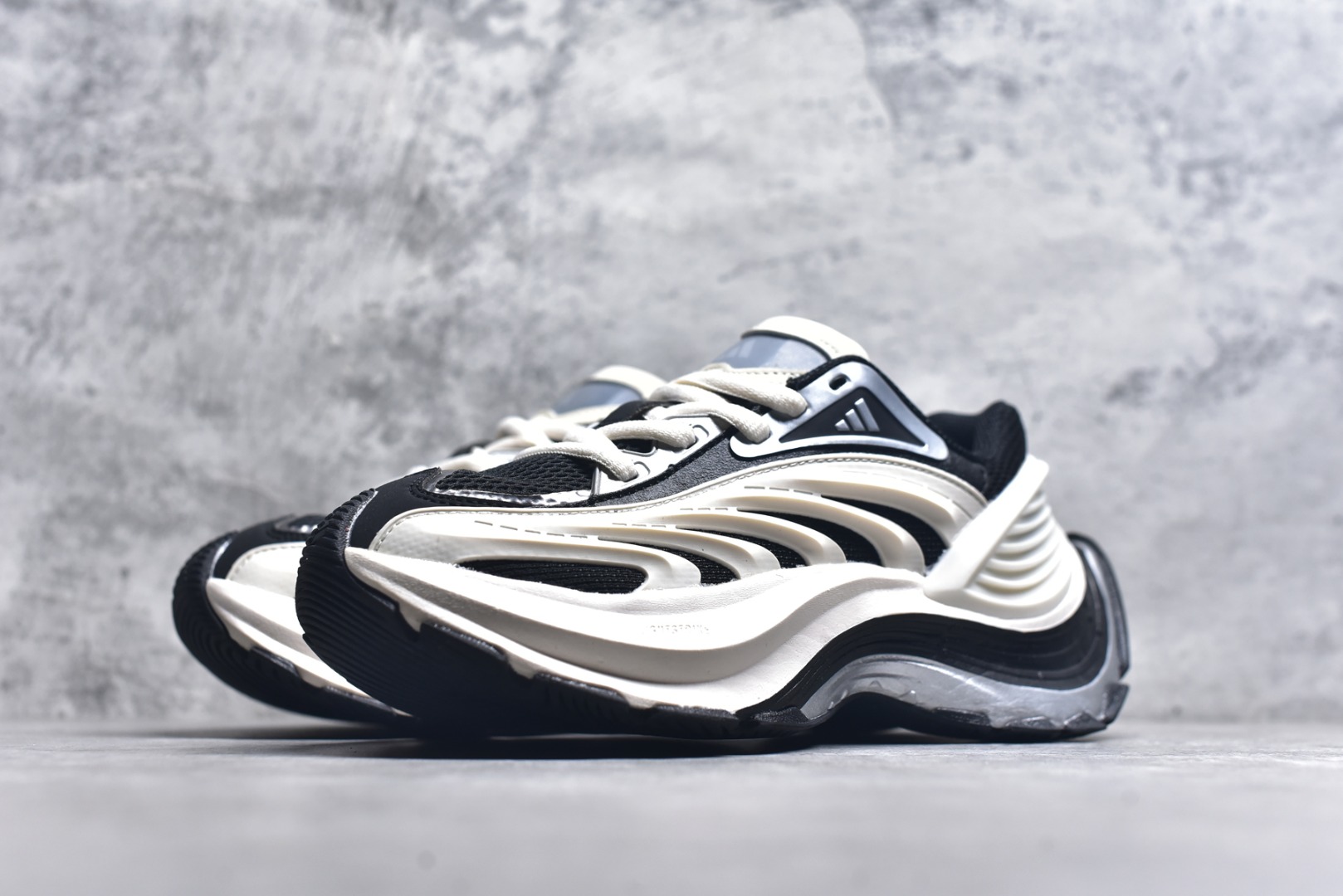 图片[2]-#AD XLG MTW系列 舒适百搭防滑耐磨低帮跑步鞋老爹鞋 IH1571 鞋面采用贯穿式银条 完整的线条流畅度带来充分的视觉享受 鞋舌若隐若现的LOGO充满神秘感 夸张的鞋后跟幅度设计 线条感延伸至后跟标志三条杆彰显adidas调性 中底采用LIGHT STRIKE科技 在满足穿搭属性的同时提供舒适的脚感 完整的流线型设计语言 从鞋面贯穿到鞋底以及鞋花纹路 颜值与实力兼具 秀场与日常皆融 未来已来 让我们继续期待 实拍调校N版已经零色差零失真 百分百还原实物色彩所见即所得 不存在货不对板色差等低级问题 选购参考实物拍摄 不混卖不参货 只用心做好货严格选品 承诺混一赔十 尺码：36 36.5 37.5 38 38.5 39 40 40.5 41 42 42.5 43 44 44.5 45-选品中心