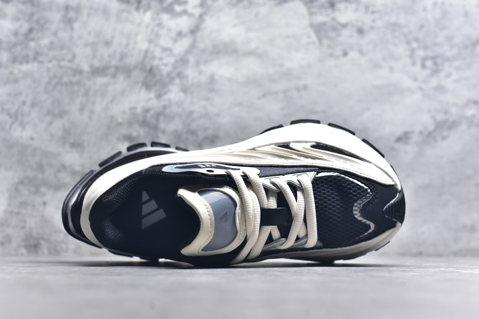 图片[4]-#AD XLG MTW系列 舒适百搭防滑耐磨低帮跑步鞋老爹鞋 IH1571 鞋面采用贯穿式银条 完整的线条流畅度带来充分的视觉享受 鞋舌若隐若现的LOGO充满神秘感 夸张的鞋后跟幅度设计 线条感延伸至后跟标志三条杆彰显adidas调性 中底采用LIGHT STRIKE科技 在满足穿搭属性的同时提供舒适的脚感 完整的流线型设计语言 从鞋面贯穿到鞋底以及鞋花纹路 颜值与实力兼具 秀场与日常皆融 未来已来 让我们继续期待 实拍调校N版已经零色差零失真 百分百还原实物色彩所见即所得 不存在货不对板色差等低级问题 选购参考实物拍摄 不混卖不参货 只用心做好货严格选品 承诺混一赔十 尺码：36 36.5 37.5 38 38.5 39 40 40.5 41 42 42.5 43 44 44.5 45-选品中心