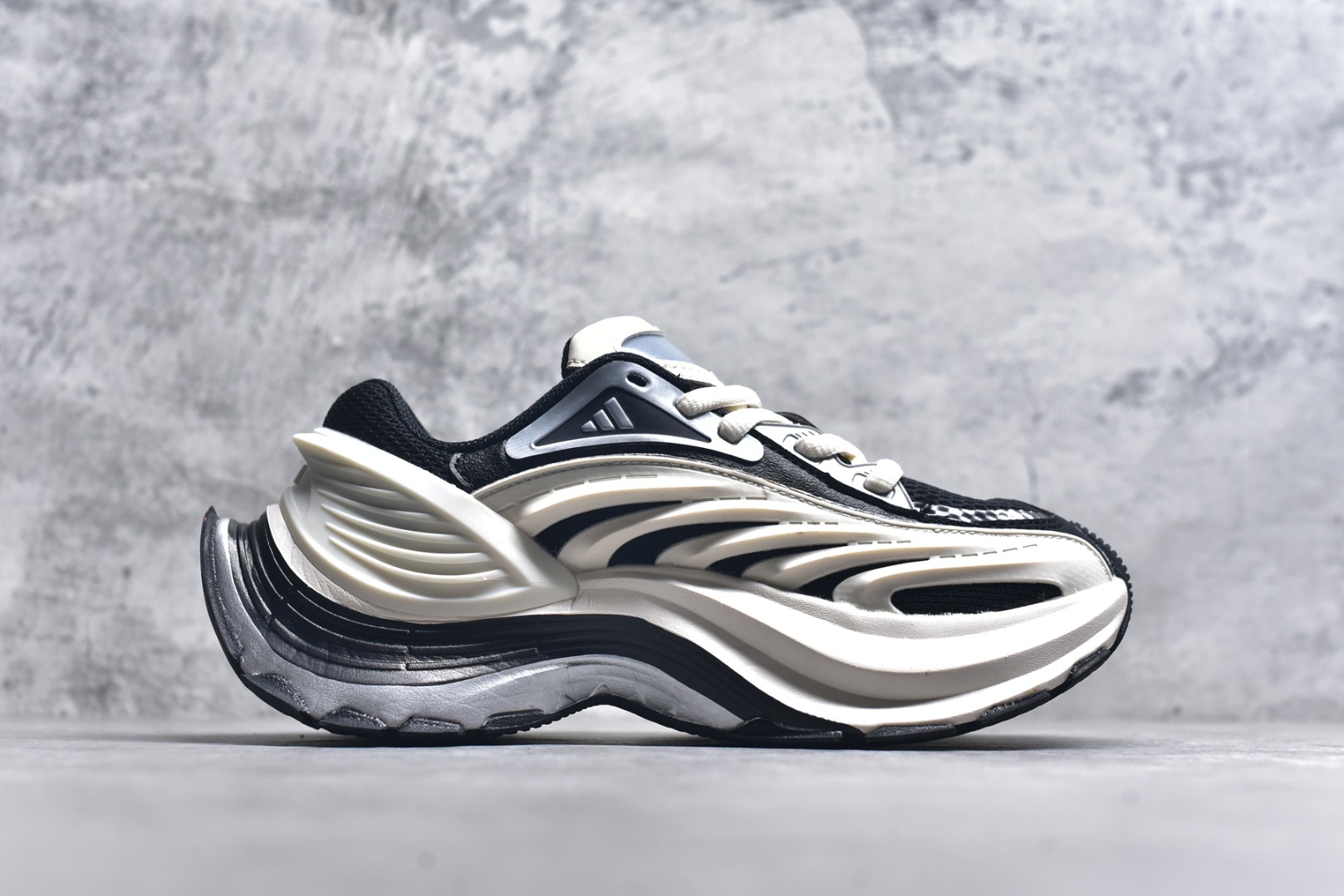 图片[3]-#AD XLG MTW系列 舒适百搭防滑耐磨低帮跑步鞋老爹鞋 IH1571 鞋面采用贯穿式银条 完整的线条流畅度带来充分的视觉享受 鞋舌若隐若现的LOGO充满神秘感 夸张的鞋后跟幅度设计 线条感延伸至后跟标志三条杆彰显adidas调性 中底采用LIGHT STRIKE科技 在满足穿搭属性的同时提供舒适的脚感 完整的流线型设计语言 从鞋面贯穿到鞋底以及鞋花纹路 颜值与实力兼具 秀场与日常皆融 未来已来 让我们继续期待 实拍调校N版已经零色差零失真 百分百还原实物色彩所见即所得 不存在货不对板色差等低级问题 选购参考实物拍摄 不混卖不参货 只用心做好货严格选品 承诺混一赔十 尺码：36 36.5 37.5 38 38.5 39 40 40.5 41 42 42.5 43 44 44.5 45-选品中心