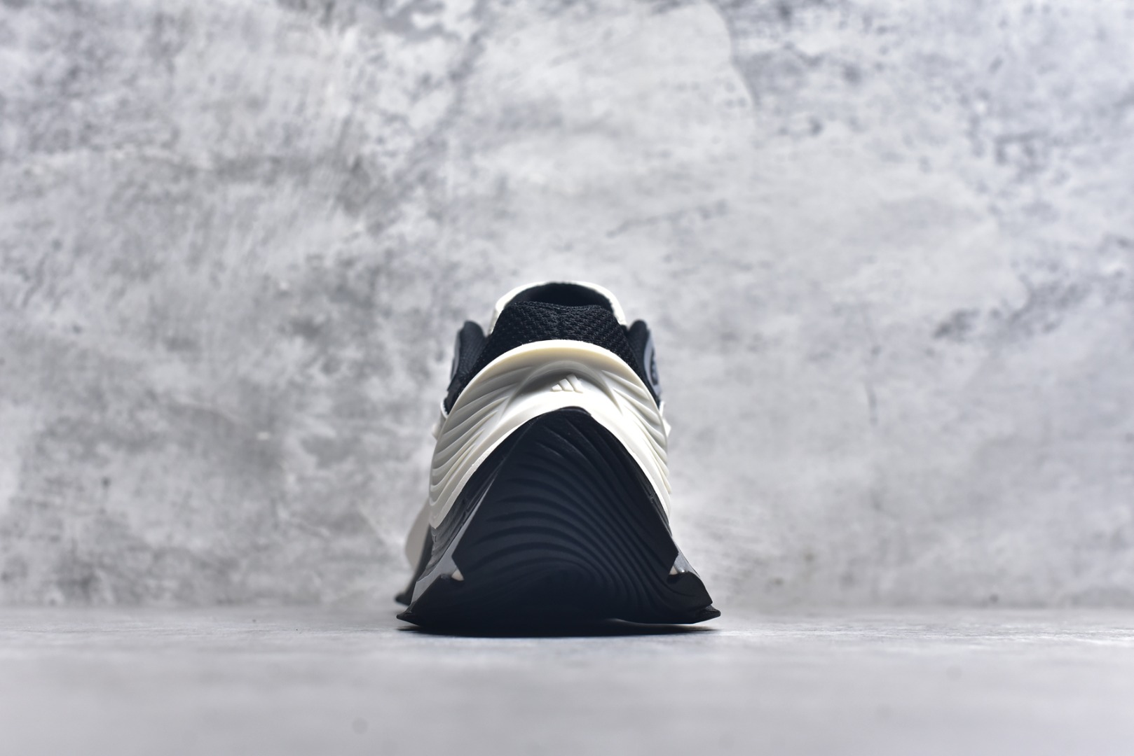 图片[5]-#AD XLG MTW系列 舒适百搭防滑耐磨低帮跑步鞋老爹鞋 IH1571 鞋面采用贯穿式银条 完整的线条流畅度带来充分的视觉享受 鞋舌若隐若现的LOGO充满神秘感 夸张的鞋后跟幅度设计 线条感延伸至后跟标志三条杆彰显adidas调性 中底采用LIGHT STRIKE科技 在满足穿搭属性的同时提供舒适的脚感 完整的流线型设计语言 从鞋面贯穿到鞋底以及鞋花纹路 颜值与实力兼具 秀场与日常皆融 未来已来 让我们继续期待 实拍调校N版已经零色差零失真 百分百还原实物色彩所见即所得 不存在货不对板色差等低级问题 选购参考实物拍摄 不混卖不参货 只用心做好货严格选品 承诺混一赔十 尺码：36 36.5 37.5 38 38.5 39 40 40.5 41 42 42.5 43 44 44.5 45-选品中心