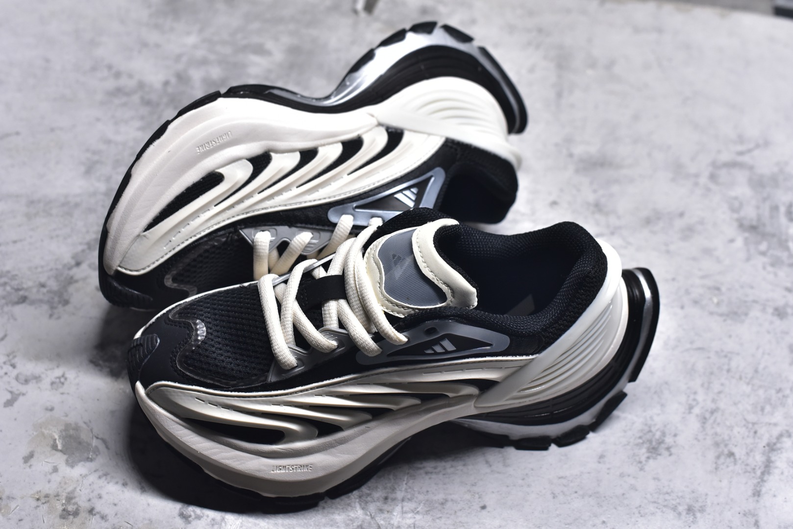 图片[7]-#AD XLG MTW系列 舒适百搭防滑耐磨低帮跑步鞋老爹鞋 IH1571 鞋面采用贯穿式银条 完整的线条流畅度带来充分的视觉享受 鞋舌若隐若现的LOGO充满神秘感 夸张的鞋后跟幅度设计 线条感延伸至后跟标志三条杆彰显adidas调性 中底采用LIGHT STRIKE科技 在满足穿搭属性的同时提供舒适的脚感 完整的流线型设计语言 从鞋面贯穿到鞋底以及鞋花纹路 颜值与实力兼具 秀场与日常皆融 未来已来 让我们继续期待 实拍调校N版已经零色差零失真 百分百还原实物色彩所见即所得 不存在货不对板色差等低级问题 选购参考实物拍摄 不混卖不参货 只用心做好货严格选品 承诺混一赔十 尺码：36 36.5 37.5 38 38.5 39 40 40.5 41 42 42.5 43 44 44.5 45-选品中心