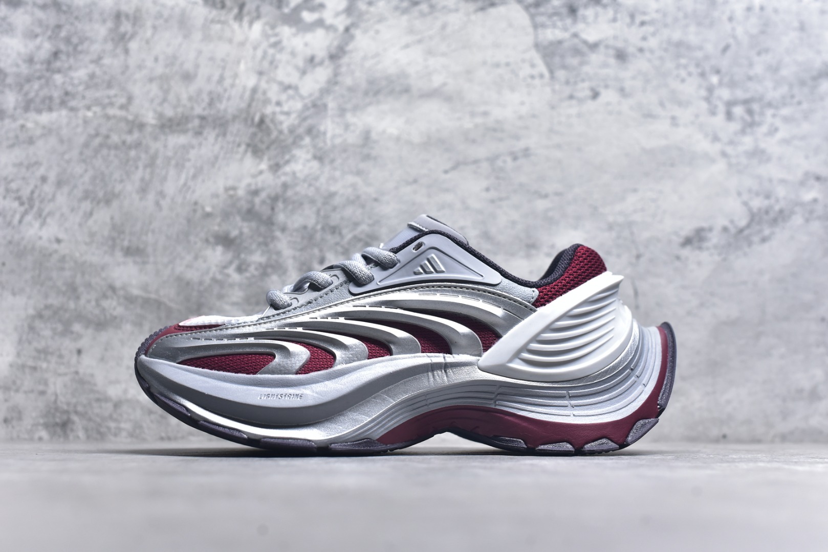 #AD XLG MTW系列 舒适百搭防滑耐磨低帮跑步鞋老爹鞋 IH1572 鞋面采用贯穿式银条 完整的线条流畅度带来充分的视觉享受 鞋舌若隐若现的LOGO充满神秘感 夸张的鞋后跟幅度设计 线条感延伸至后跟标志三条杆彰显adidas调性 中底采用LIGHT STRIKE科技 在满足穿搭属性的同时提供舒适的脚感 完整的流线型设计语言 从鞋面贯穿到鞋底以及鞋花纹路 颜值与实力兼具 秀场与日常皆融 未来已来 让我们继续期待 实拍调校N版已经零色差零失真 百分百还原实物色彩所见即所得 不存在货不对板色差等低级问题 选购参考实物拍摄 不混卖不参货 只用心做好货严格选品 承诺混一赔十 尺码：36 36.5 37.5 38 38.5 39 40 40.5 41 42 42.5 43 44 44.5 45-选品中心