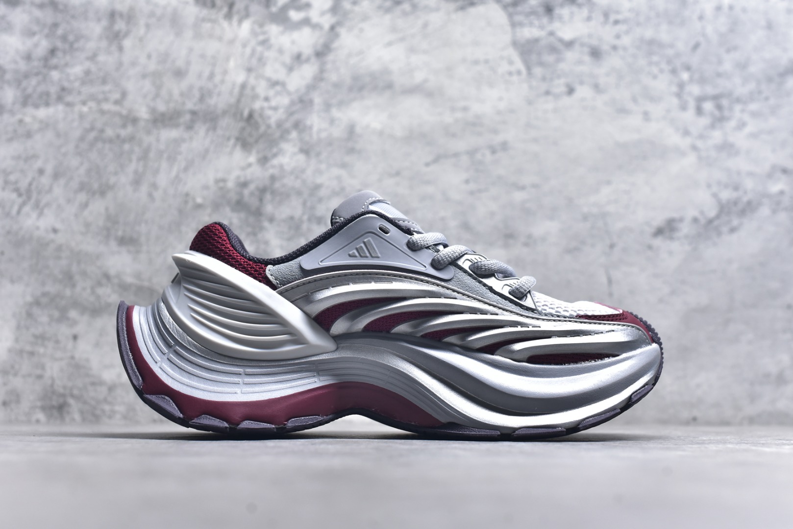 图片[3]-#AD XLG MTW系列 舒适百搭防滑耐磨低帮跑步鞋老爹鞋 IH1572 鞋面采用贯穿式银条 完整的线条流畅度带来充分的视觉享受 鞋舌若隐若现的LOGO充满神秘感 夸张的鞋后跟幅度设计 线条感延伸至后跟标志三条杆彰显adidas调性 中底采用LIGHT STRIKE科技 在满足穿搭属性的同时提供舒适的脚感 完整的流线型设计语言 从鞋面贯穿到鞋底以及鞋花纹路 颜值与实力兼具 秀场与日常皆融 未来已来 让我们继续期待 实拍调校N版已经零色差零失真 百分百还原实物色彩所见即所得 不存在货不对板色差等低级问题 选购参考实物拍摄 不混卖不参货 只用心做好货严格选品 承诺混一赔十 尺码：36 36.5 37.5 38 38.5 39 40 40.5 41 42 42.5 43 44 44.5 45-选品中心