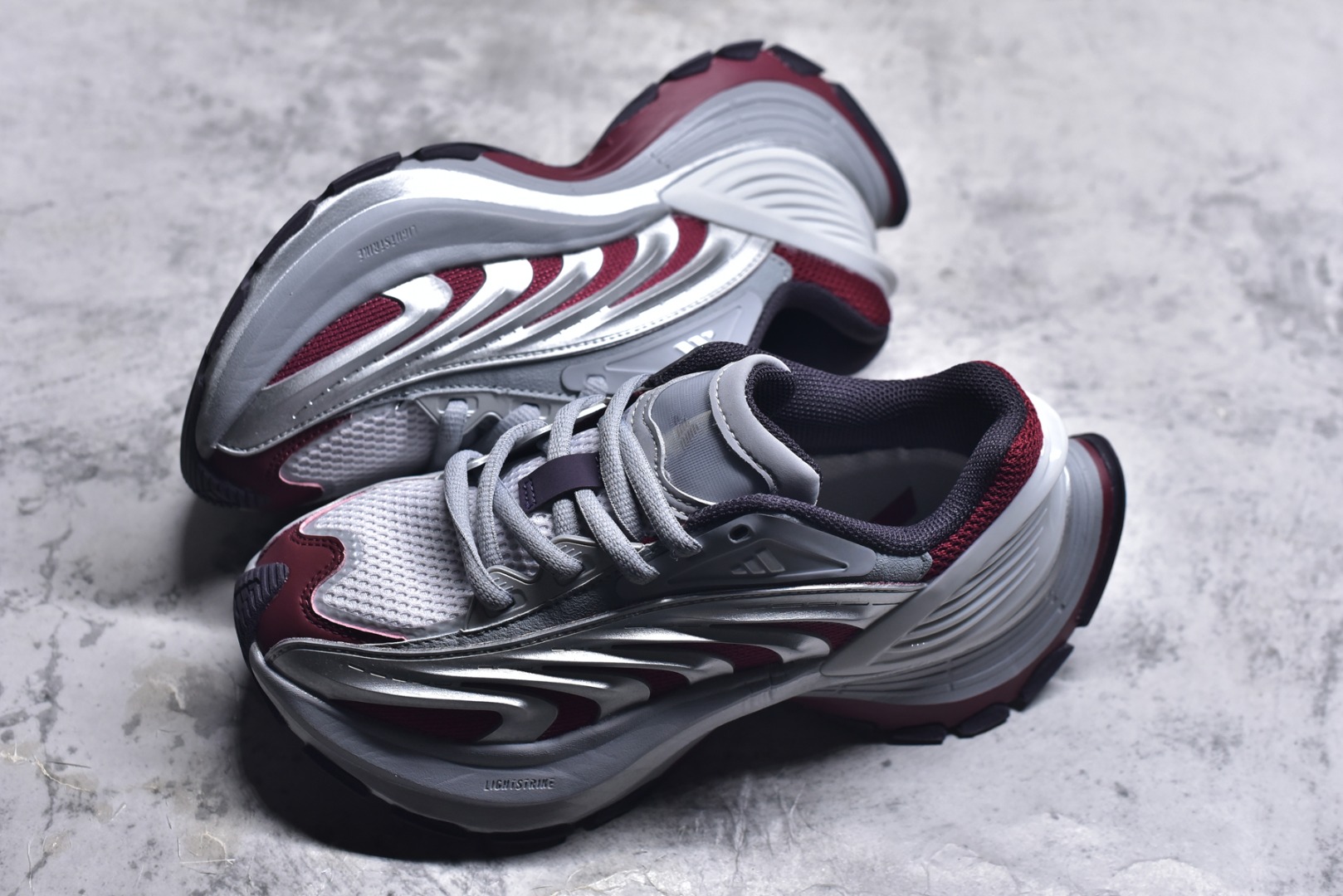 图片[7]-#AD XLG MTW系列 舒适百搭防滑耐磨低帮跑步鞋老爹鞋 IH1572 鞋面采用贯穿式银条 完整的线条流畅度带来充分的视觉享受 鞋舌若隐若现的LOGO充满神秘感 夸张的鞋后跟幅度设计 线条感延伸至后跟标志三条杆彰显adidas调性 中底采用LIGHT STRIKE科技 在满足穿搭属性的同时提供舒适的脚感 完整的流线型设计语言 从鞋面贯穿到鞋底以及鞋花纹路 颜值与实力兼具 秀场与日常皆融 未来已来 让我们继续期待 实拍调校N版已经零色差零失真 百分百还原实物色彩所见即所得 不存在货不对板色差等低级问题 选购参考实物拍摄 不混卖不参货 只用心做好货严格选品 承诺混一赔十 尺码：36 36.5 37.5 38 38.5 39 40 40.5 41 42 42.5 43 44 44.5 45-选品中心