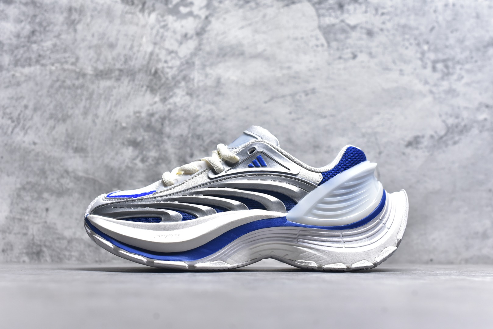 #AD XLG MTW系列 舒适百搭防滑耐磨低帮跑步鞋老爹鞋JS1502 鞋面采用贯穿式银条 完整的线条流畅度带来充分的视觉享受 鞋舌若隐若现的LOGO充满神秘感 夸张的鞋后跟幅度设计 线条感延伸至后跟标志三条杆彰显adidas调性 中底采用LIGHT STRIKE科技 在满足穿搭属性的同时提供舒适的脚感 完整的流线型设计语言 从鞋面贯穿到鞋底以及鞋花纹路 颜值与实力兼具 秀场与日常皆融 未来已来 让我们继续期待 实拍调校N版已经零色差零失真 百分百还原实物色彩所见即所得 不存在货不对板色差等低级问题 选购参考实物拍摄 不混卖不参货 只用心做好货严格选品 承诺混一赔十 尺码：36 36.5 37.5 38 38.5 39 40 40.5 41 42 42.5 43 44 44.5 45-选品中心