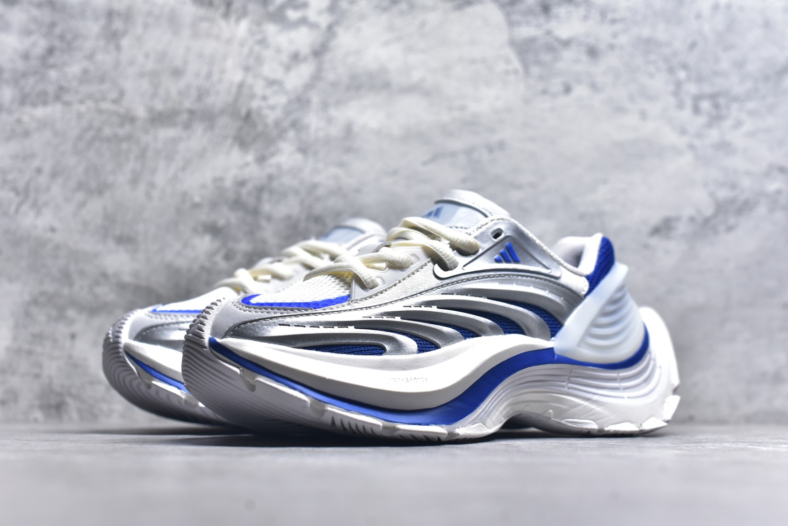 图片[2]-#AD XLG MTW系列 舒适百搭防滑耐磨低帮跑步鞋老爹鞋JS1502 鞋面采用贯穿式银条 完整的线条流畅度带来充分的视觉享受 鞋舌若隐若现的LOGO充满神秘感 夸张的鞋后跟幅度设计 线条感延伸至后跟标志三条杆彰显adidas调性 中底采用LIGHT STRIKE科技 在满足穿搭属性的同时提供舒适的脚感 完整的流线型设计语言 从鞋面贯穿到鞋底以及鞋花纹路 颜值与实力兼具 秀场与日常皆融 未来已来 让我们继续期待 实拍调校N版已经零色差零失真 百分百还原实物色彩所见即所得 不存在货不对板色差等低级问题 选购参考实物拍摄 不混卖不参货 只用心做好货严格选品 承诺混一赔十 尺码：36 36.5 37.5 38 38.5 39 40 40.5 41 42 42.5 43 44 44.5 45-选品中心