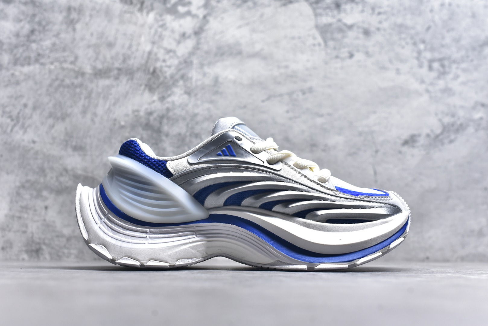 图片[3]-#AD XLG MTW系列 舒适百搭防滑耐磨低帮跑步鞋老爹鞋JS1502 鞋面采用贯穿式银条 完整的线条流畅度带来充分的视觉享受 鞋舌若隐若现的LOGO充满神秘感 夸张的鞋后跟幅度设计 线条感延伸至后跟标志三条杆彰显adidas调性 中底采用LIGHT STRIKE科技 在满足穿搭属性的同时提供舒适的脚感 完整的流线型设计语言 从鞋面贯穿到鞋底以及鞋花纹路 颜值与实力兼具 秀场与日常皆融 未来已来 让我们继续期待 实拍调校N版已经零色差零失真 百分百还原实物色彩所见即所得 不存在货不对板色差等低级问题 选购参考实物拍摄 不混卖不参货 只用心做好货严格选品 承诺混一赔十 尺码：36 36.5 37.5 38 38.5 39 40 40.5 41 42 42.5 43 44 44.5 45-选品中心