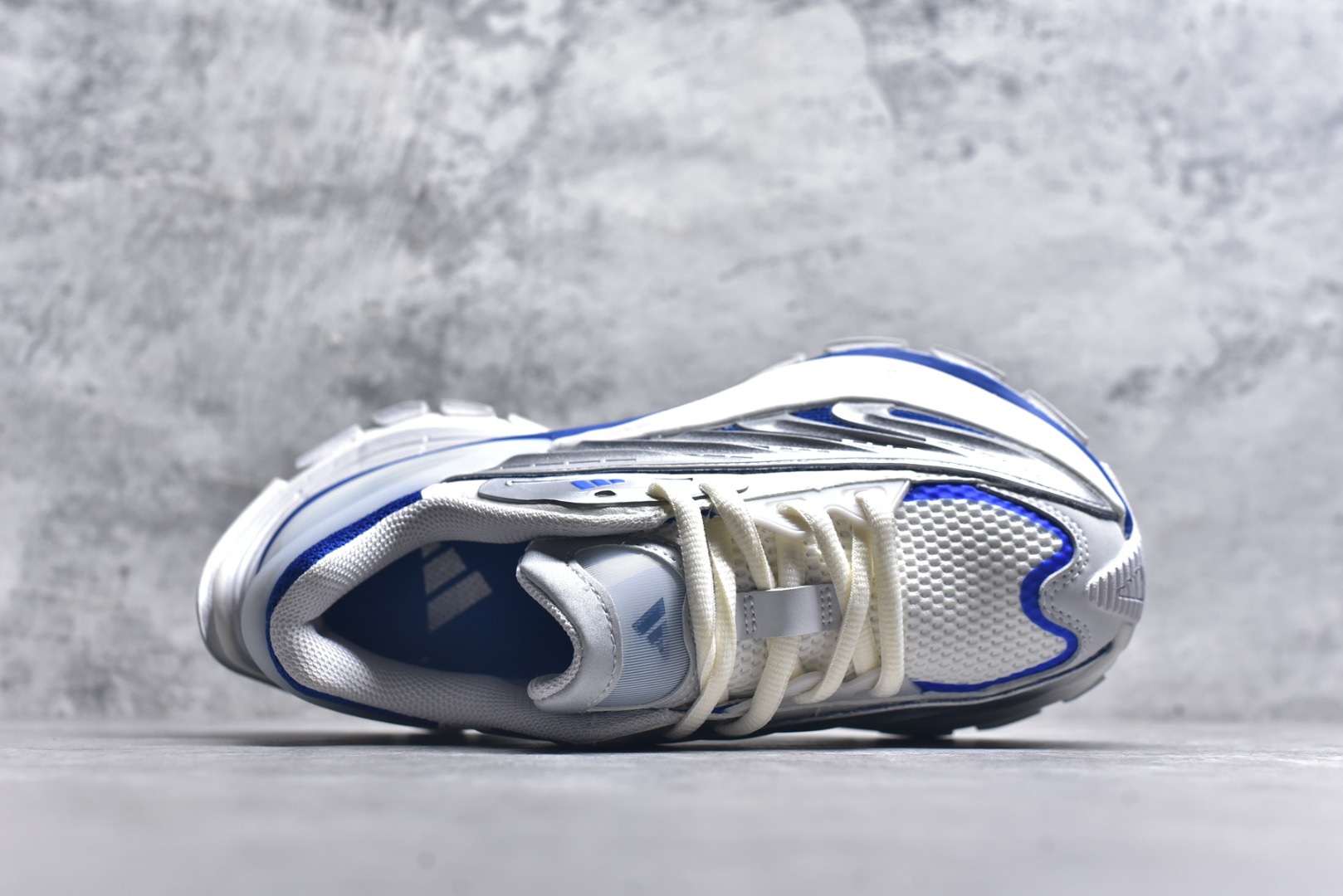 图片[4]-#AD XLG MTW系列 舒适百搭防滑耐磨低帮跑步鞋老爹鞋JS1502 鞋面采用贯穿式银条 完整的线条流畅度带来充分的视觉享受 鞋舌若隐若现的LOGO充满神秘感 夸张的鞋后跟幅度设计 线条感延伸至后跟标志三条杆彰显adidas调性 中底采用LIGHT STRIKE科技 在满足穿搭属性的同时提供舒适的脚感 完整的流线型设计语言 从鞋面贯穿到鞋底以及鞋花纹路 颜值与实力兼具 秀场与日常皆融 未来已来 让我们继续期待 实拍调校N版已经零色差零失真 百分百还原实物色彩所见即所得 不存在货不对板色差等低级问题 选购参考实物拍摄 不混卖不参货 只用心做好货严格选品 承诺混一赔十 尺码：36 36.5 37.5 38 38.5 39 40 40.5 41 42 42.5 43 44 44.5 45-选品中心