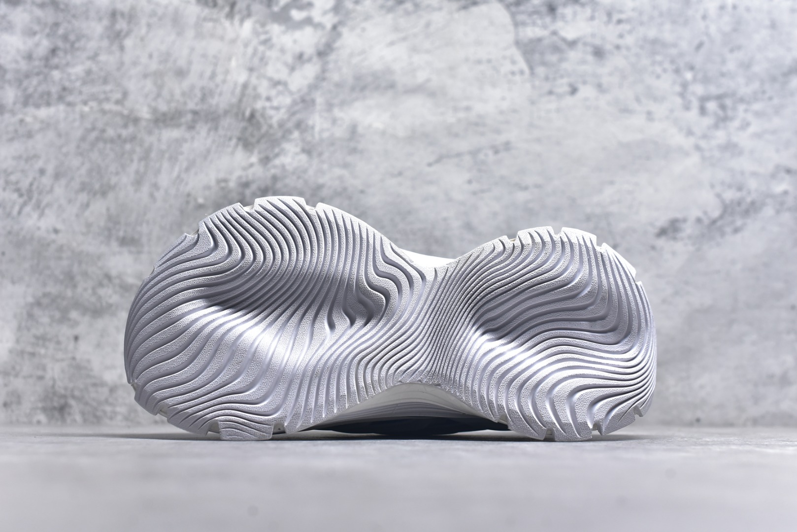 图片[6]-#AD XLG MTW系列 舒适百搭防滑耐磨低帮跑步鞋老爹鞋JS1502 鞋面采用贯穿式银条 完整的线条流畅度带来充分的视觉享受 鞋舌若隐若现的LOGO充满神秘感 夸张的鞋后跟幅度设计 线条感延伸至后跟标志三条杆彰显adidas调性 中底采用LIGHT STRIKE科技 在满足穿搭属性的同时提供舒适的脚感 完整的流线型设计语言 从鞋面贯穿到鞋底以及鞋花纹路 颜值与实力兼具 秀场与日常皆融 未来已来 让我们继续期待 实拍调校N版已经零色差零失真 百分百还原实物色彩所见即所得 不存在货不对板色差等低级问题 选购参考实物拍摄 不混卖不参货 只用心做好货严格选品 承诺混一赔十 尺码：36 36.5 37.5 38 38.5 39 40 40.5 41 42 42.5 43 44 44.5 45-选品中心