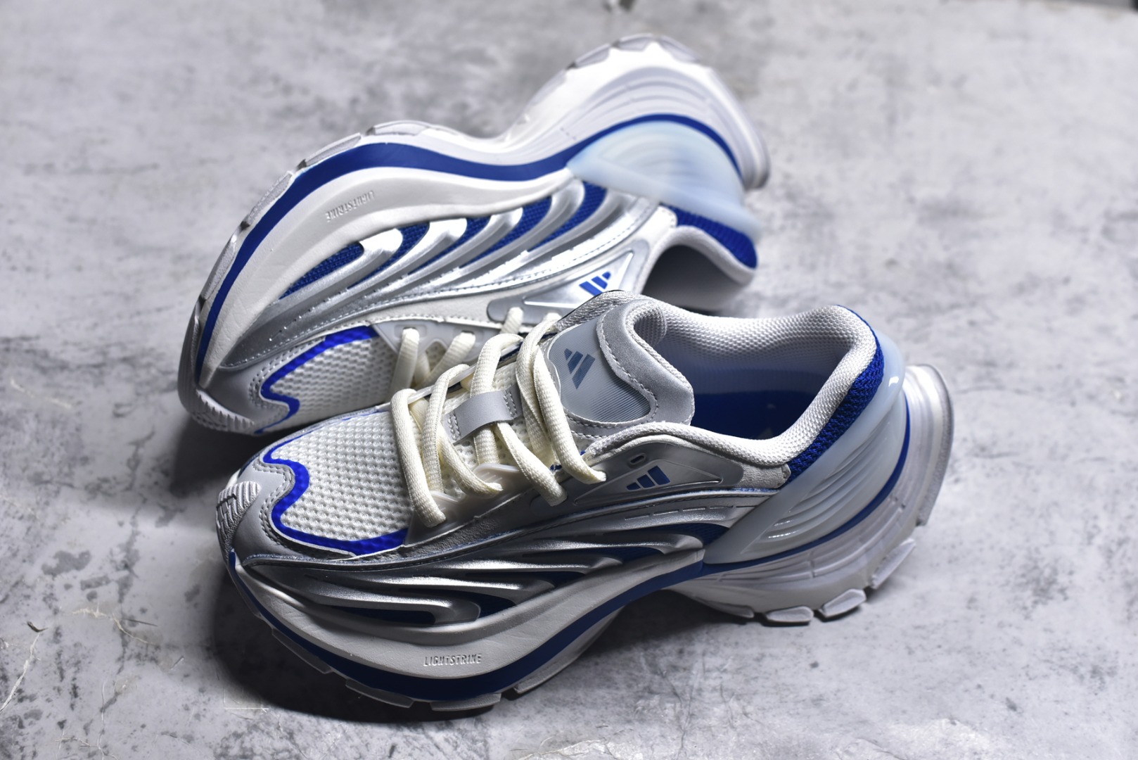 图片[7]-#AD XLG MTW系列 舒适百搭防滑耐磨低帮跑步鞋老爹鞋JS1502 鞋面采用贯穿式银条 完整的线条流畅度带来充分的视觉享受 鞋舌若隐若现的LOGO充满神秘感 夸张的鞋后跟幅度设计 线条感延伸至后跟标志三条杆彰显adidas调性 中底采用LIGHT STRIKE科技 在满足穿搭属性的同时提供舒适的脚感 完整的流线型设计语言 从鞋面贯穿到鞋底以及鞋花纹路 颜值与实力兼具 秀场与日常皆融 未来已来 让我们继续期待 实拍调校N版已经零色差零失真 百分百还原实物色彩所见即所得 不存在货不对板色差等低级问题 选购参考实物拍摄 不混卖不参货 只用心做好货严格选品 承诺混一赔十 尺码：36 36.5 37.5 38 38.5 39 40 40.5 41 42 42.5 43 44 44.5 45-选品中心