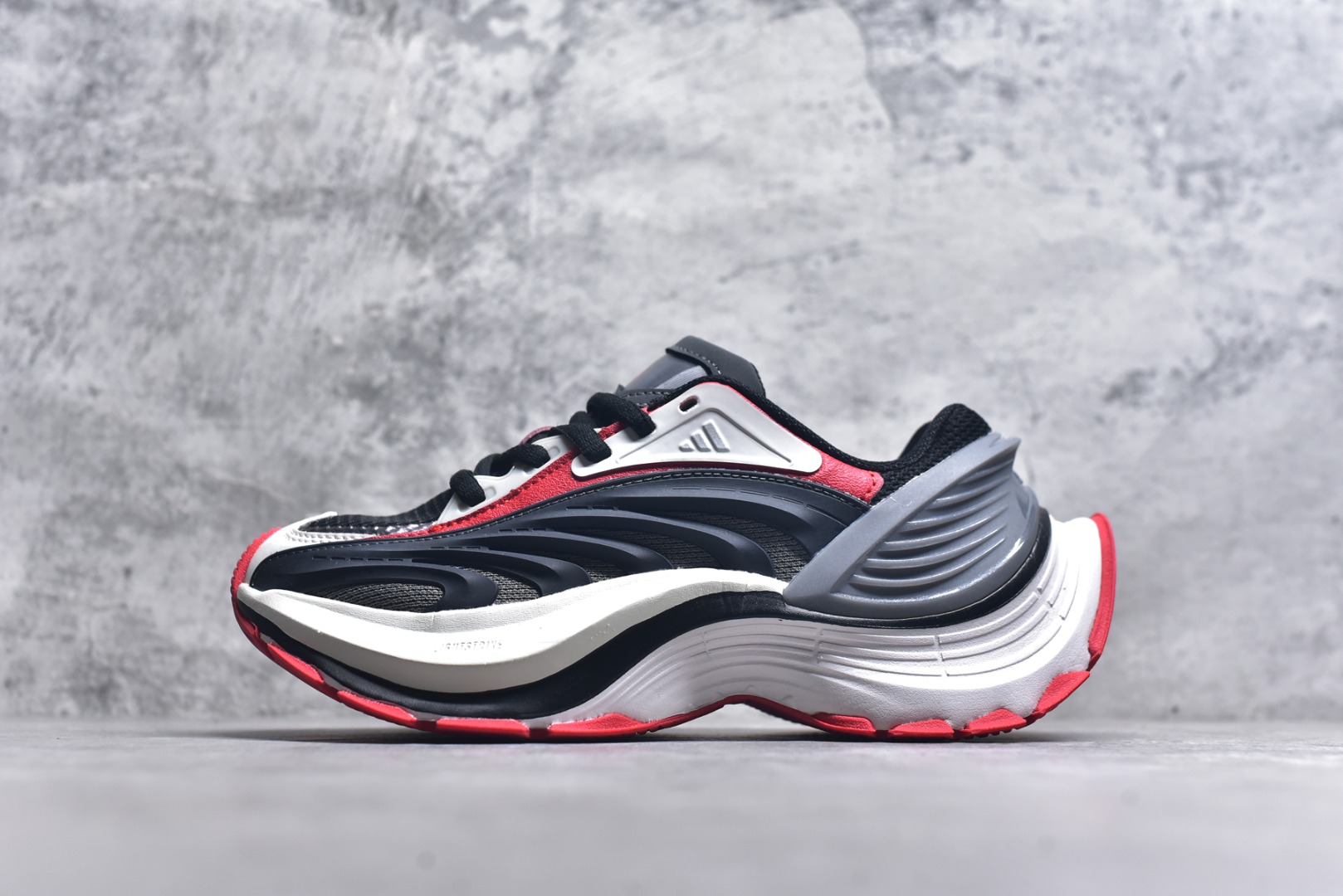 #AD XLG MTW系列 舒适百搭防滑耐磨低帮跑步鞋老爹鞋JR6392鞋面采用贯穿式银条 完整的线条流畅度带来充分的视觉享受 鞋舌若隐若现的LOGO充满神秘感 夸张的鞋后跟幅度设计 线条感延伸至后跟标志三条杆彰显adidas调性 中底采用LIGHT STRIKE科技 在满足穿搭属性的同时提供舒适的脚感 完整的流线型设计语言 从鞋面贯穿到鞋底以及鞋花纹路 颜值与实力兼具 秀场与日常皆融 未来已来 让我们继续期待 实拍调校N版已经零色差零失真 百分百还原实物色彩所见即所得 不存在货不对板色差等低级问题 选购参考实物拍摄 不混卖不参货 只用心做好货严格选品 承诺混一赔十 尺码：36 36.5 37.5 38 38.5 39 40 40.5 41 42 42.5 43 44 44.5 45-选品中心