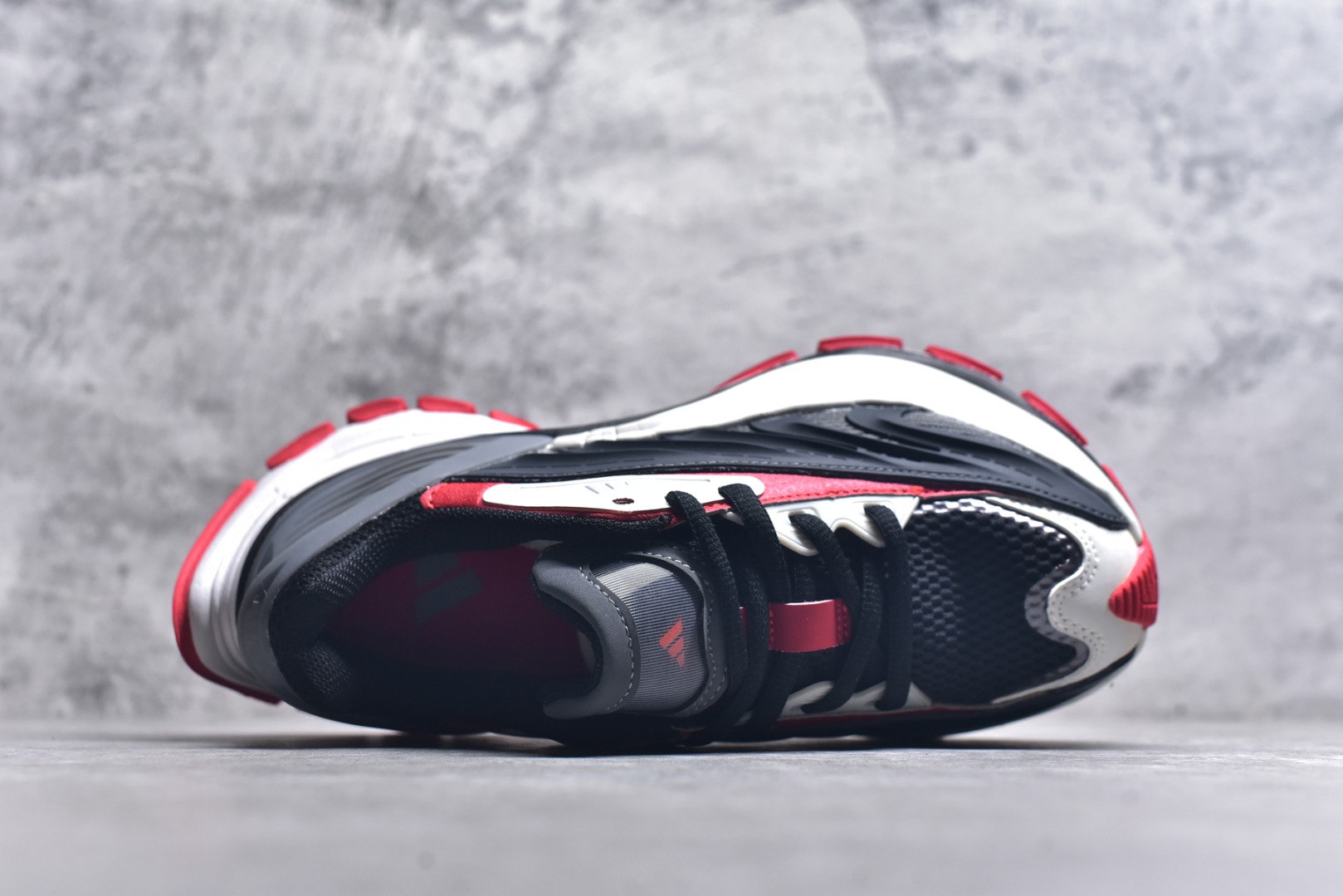 图片[4]-#AD XLG MTW系列 舒适百搭防滑耐磨低帮跑步鞋老爹鞋JR6392鞋面采用贯穿式银条 完整的线条流畅度带来充分的视觉享受 鞋舌若隐若现的LOGO充满神秘感 夸张的鞋后跟幅度设计 线条感延伸至后跟标志三条杆彰显adidas调性 中底采用LIGHT STRIKE科技 在满足穿搭属性的同时提供舒适的脚感 完整的流线型设计语言 从鞋面贯穿到鞋底以及鞋花纹路 颜值与实力兼具 秀场与日常皆融 未来已来 让我们继续期待 实拍调校N版已经零色差零失真 百分百还原实物色彩所见即所得 不存在货不对板色差等低级问题 选购参考实物拍摄 不混卖不参货 只用心做好货严格选品 承诺混一赔十 尺码：36 36.5 37.5 38 38.5 39 40 40.5 41 42 42.5 43 44 44.5 45-选品中心