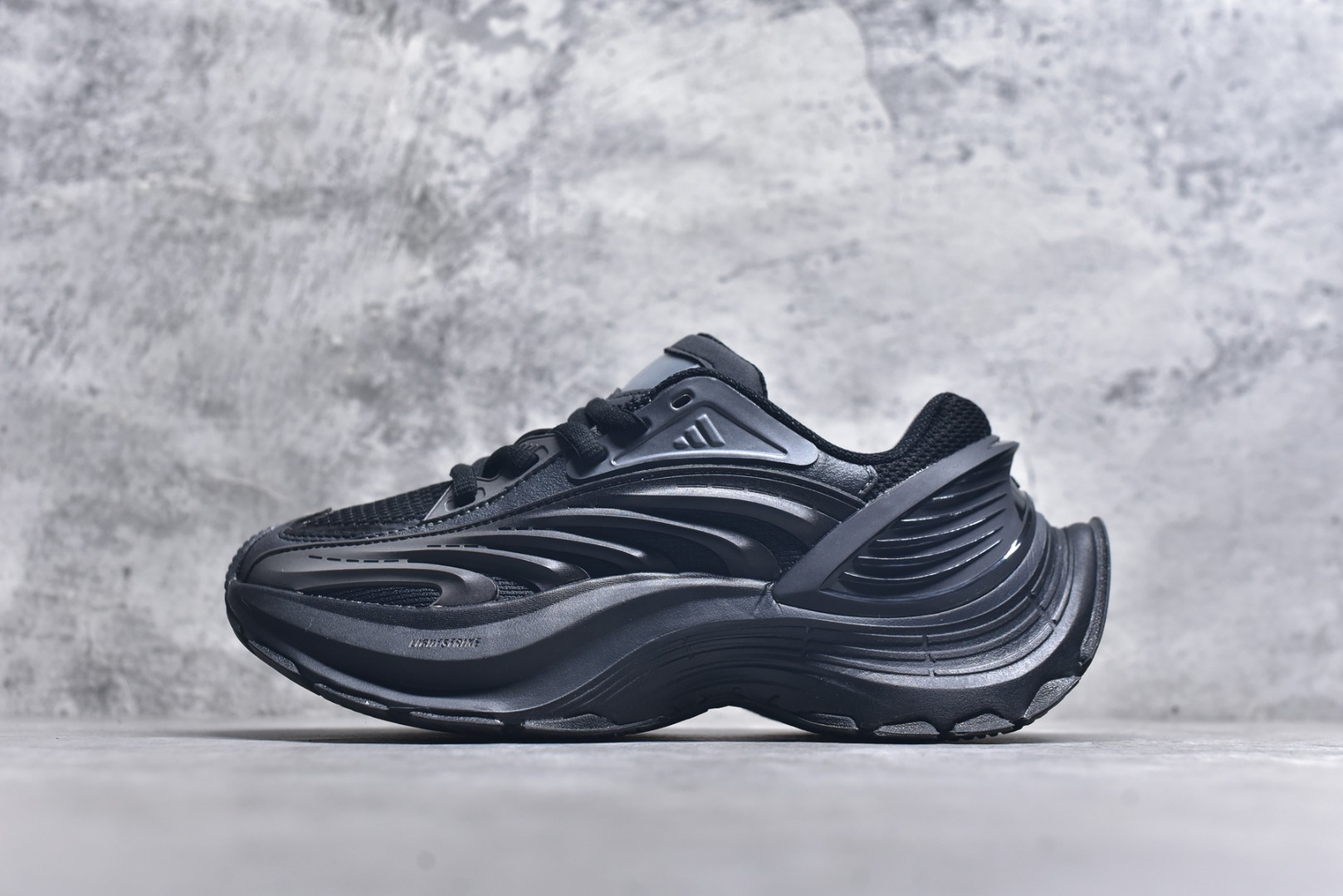 #AD XLG MTW系列 舒适百搭防滑耐磨低帮跑步鞋老爹鞋 JR5383 鞋面采用贯穿式银条 完整的线条流畅度带来充分的视觉享受 鞋舌若隐若现的LOGO充满神秘感 夸张的鞋后跟幅度设计 线条感延伸至后跟标志三条杆彰显adidas调性 中底采用LIGHT STRIKE科技 在满足穿搭属性的同时提供舒适的脚感 完整的流线型设计语言 从鞋面贯穿到鞋底以及鞋花纹路 颜值与实力兼具 秀场与日常皆融 未来已来 让我们继续期待 实拍调校N版已经零色差零失真 百分百还原实物色彩所见即所得 不存在货不对板色差等低级问题 选购参考实物拍摄 不混卖不参货 只用心做好货严格选品 承诺混一赔十 尺码：36 36.5 37.5 38 38.5 39 40 40.5 41 42 42.5 43 44 44.5 45-选品中心