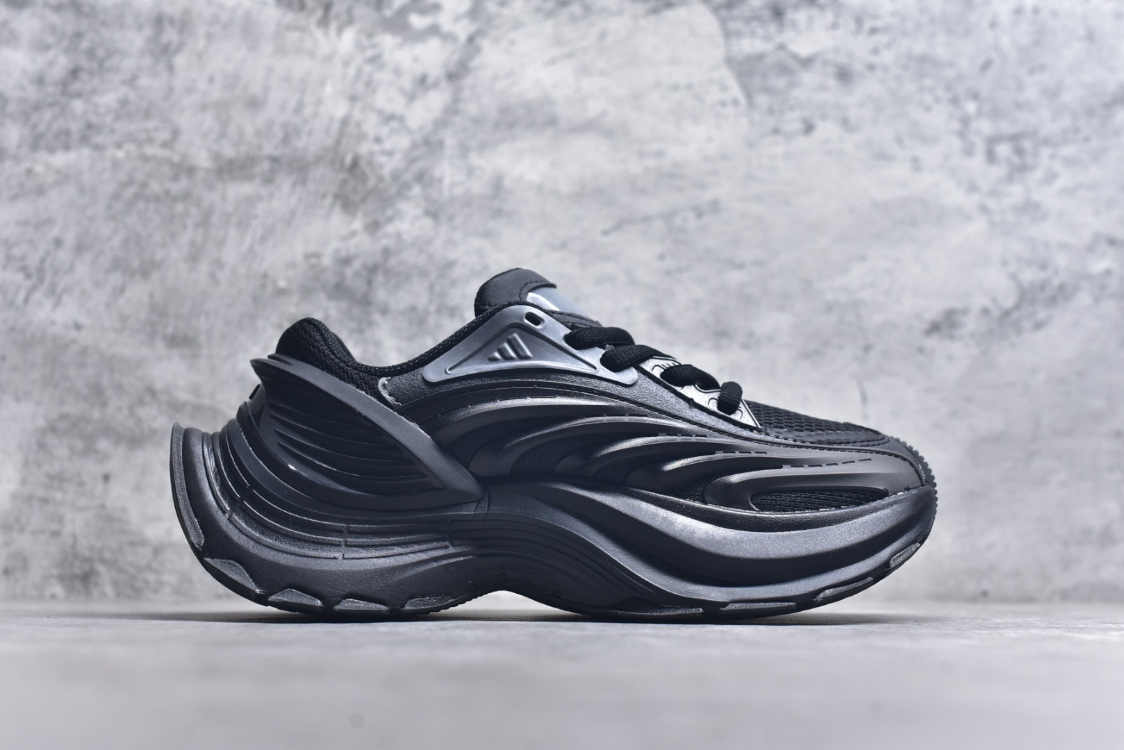 图片[3]-#AD XLG MTW系列 舒适百搭防滑耐磨低帮跑步鞋老爹鞋 JR5383 鞋面采用贯穿式银条 完整的线条流畅度带来充分的视觉享受 鞋舌若隐若现的LOGO充满神秘感 夸张的鞋后跟幅度设计 线条感延伸至后跟标志三条杆彰显adidas调性 中底采用LIGHT STRIKE科技 在满足穿搭属性的同时提供舒适的脚感 完整的流线型设计语言 从鞋面贯穿到鞋底以及鞋花纹路 颜值与实力兼具 秀场与日常皆融 未来已来 让我们继续期待 实拍调校N版已经零色差零失真 百分百还原实物色彩所见即所得 不存在货不对板色差等低级问题 选购参考实物拍摄 不混卖不参货 只用心做好货严格选品 承诺混一赔十 尺码：36 36.5 37.5 38 38.5 39 40 40.5 41 42 42.5 43 44 44.5 45-选品中心