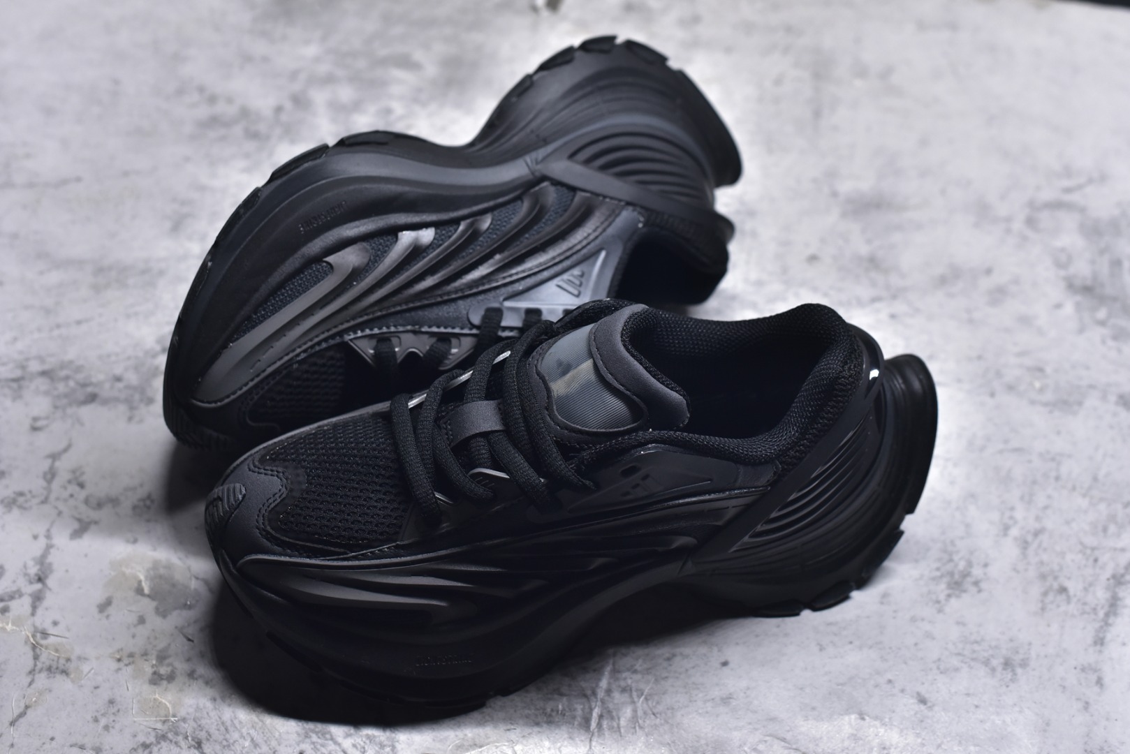 图片[7]-#AD XLG MTW系列 舒适百搭防滑耐磨低帮跑步鞋老爹鞋 JR5383 鞋面采用贯穿式银条 完整的线条流畅度带来充分的视觉享受 鞋舌若隐若现的LOGO充满神秘感 夸张的鞋后跟幅度设计 线条感延伸至后跟标志三条杆彰显adidas调性 中底采用LIGHT STRIKE科技 在满足穿搭属性的同时提供舒适的脚感 完整的流线型设计语言 从鞋面贯穿到鞋底以及鞋花纹路 颜值与实力兼具 秀场与日常皆融 未来已来 让我们继续期待 实拍调校N版已经零色差零失真 百分百还原实物色彩所见即所得 不存在货不对板色差等低级问题 选购参考实物拍摄 不混卖不参货 只用心做好货严格选品 承诺混一赔十 尺码：36 36.5 37.5 38 38.5 39 40 40.5 41 42 42.5 43 44 44.5 45-选品中心