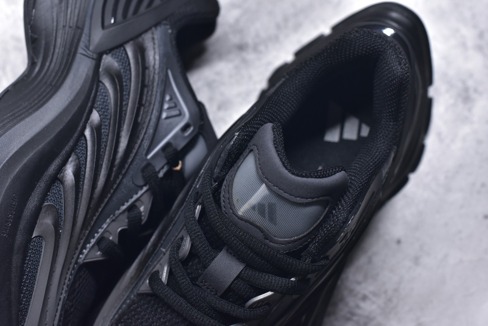 图片[9]-#AD XLG MTW系列 舒适百搭防滑耐磨低帮跑步鞋老爹鞋 JR5383 鞋面采用贯穿式银条 完整的线条流畅度带来充分的视觉享受 鞋舌若隐若现的LOGO充满神秘感 夸张的鞋后跟幅度设计 线条感延伸至后跟标志三条杆彰显adidas调性 中底采用LIGHT STRIKE科技 在满足穿搭属性的同时提供舒适的脚感 完整的流线型设计语言 从鞋面贯穿到鞋底以及鞋花纹路 颜值与实力兼具 秀场与日常皆融 未来已来 让我们继续期待 实拍调校N版已经零色差零失真 百分百还原实物色彩所见即所得 不存在货不对板色差等低级问题 选购参考实物拍摄 不混卖不参货 只用心做好货严格选品 承诺混一赔十 尺码：36 36.5 37.5 38 38.5 39 40 40.5 41 42 42.5 43 44 44.5 45-选品中心