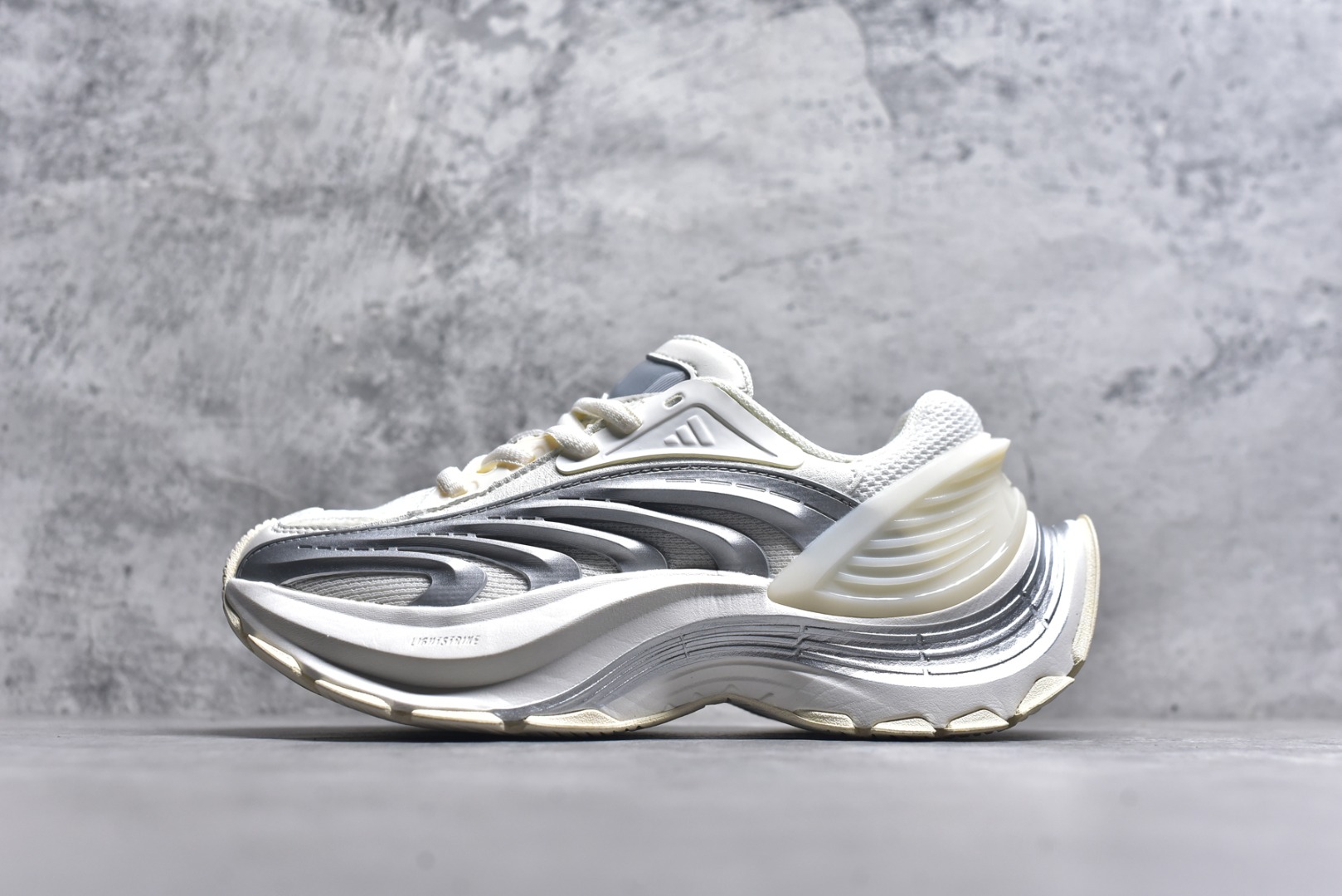 #AD XLG MTW系列 舒适百搭防滑耐磨低帮跑步鞋老爹鞋 JR6390 鞋面采用贯穿式银条 完整的线条流畅度带来充分的视觉享受 鞋舌若隐若现的LOGO充满神秘感 夸张的鞋后跟幅度设计 线条感延伸至后跟标志三条杆彰显adidas调性 中底采用LIGHT STRIKE科技 在满足穿搭属性的同时提供舒适的脚感 完整的流线型设计语言 从鞋面贯穿到鞋底以及鞋花纹路 颜值与实力兼具 秀场与日常皆融 未来已来 让我们继续期待 实拍调校N版已经零色差零失真 百分百还原实物色彩所见即所得 不存在货不对板色差等低级问题 选购参考实物拍摄 不混卖不参货 只用心做好货严格选品 承诺混一赔十 尺码：36 36.5 37.5 38 38.5 39 40 40.5 41 42 42.5 43 44 44.5 45-选品中心