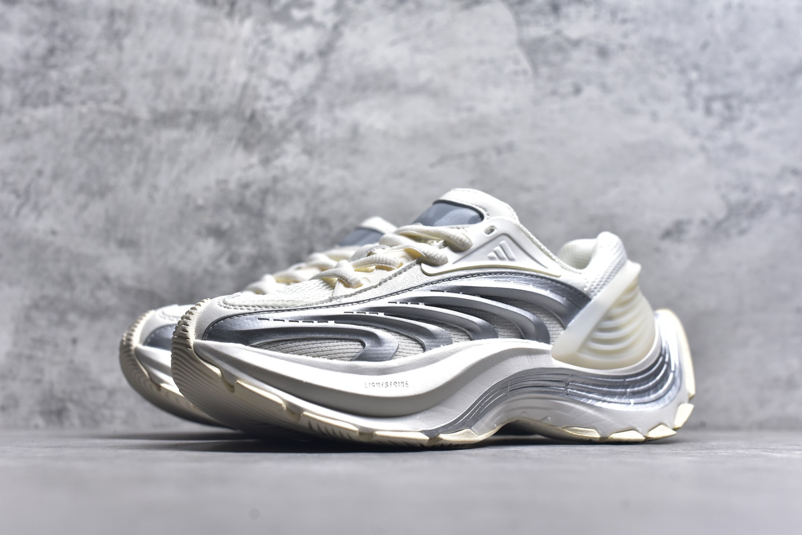 图片[2]-#AD XLG MTW系列 舒适百搭防滑耐磨低帮跑步鞋老爹鞋 JR6390 鞋面采用贯穿式银条 完整的线条流畅度带来充分的视觉享受 鞋舌若隐若现的LOGO充满神秘感 夸张的鞋后跟幅度设计 线条感延伸至后跟标志三条杆彰显adidas调性 中底采用LIGHT STRIKE科技 在满足穿搭属性的同时提供舒适的脚感 完整的流线型设计语言 从鞋面贯穿到鞋底以及鞋花纹路 颜值与实力兼具 秀场与日常皆融 未来已来 让我们继续期待 实拍调校N版已经零色差零失真 百分百还原实物色彩所见即所得 不存在货不对板色差等低级问题 选购参考实物拍摄 不混卖不参货 只用心做好货严格选品 承诺混一赔十 尺码：36 36.5 37.5 38 38.5 39 40 40.5 41 42 42.5 43 44 44.5 45-选品中心