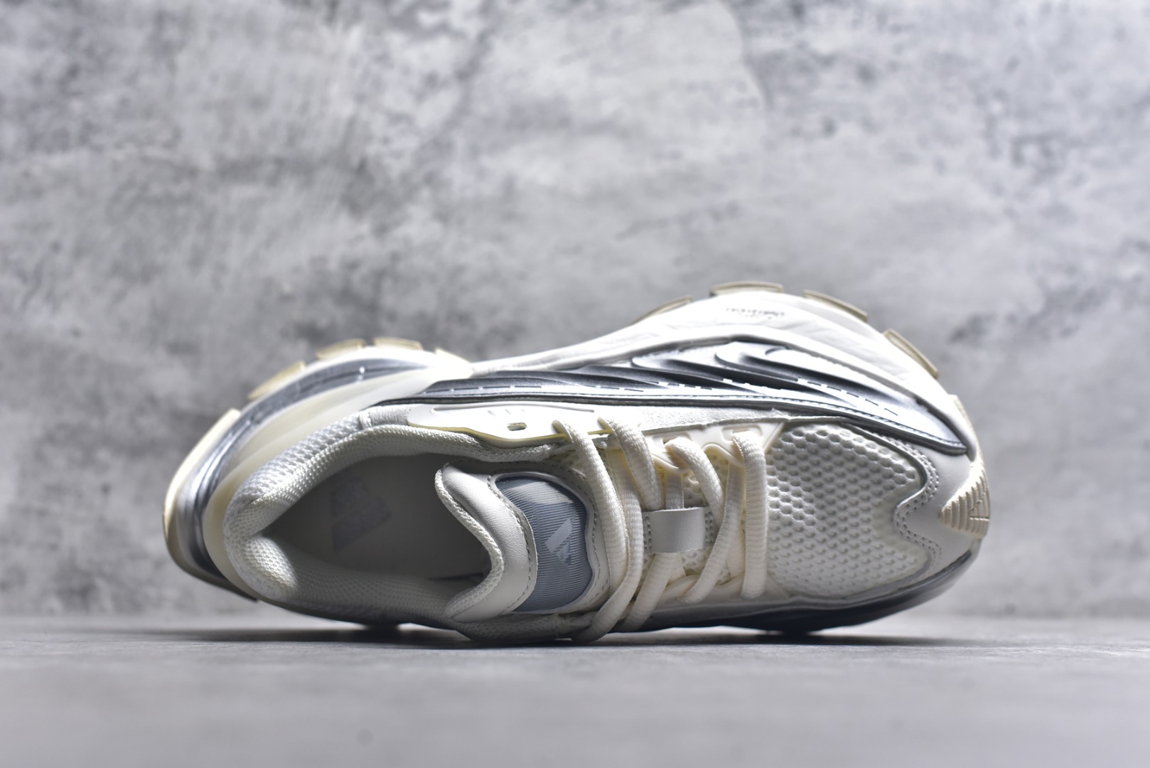 图片[4]-#AD XLG MTW系列 舒适百搭防滑耐磨低帮跑步鞋老爹鞋 JR6390 鞋面采用贯穿式银条 完整的线条流畅度带来充分的视觉享受 鞋舌若隐若现的LOGO充满神秘感 夸张的鞋后跟幅度设计 线条感延伸至后跟标志三条杆彰显adidas调性 中底采用LIGHT STRIKE科技 在满足穿搭属性的同时提供舒适的脚感 完整的流线型设计语言 从鞋面贯穿到鞋底以及鞋花纹路 颜值与实力兼具 秀场与日常皆融 未来已来 让我们继续期待 实拍调校N版已经零色差零失真 百分百还原实物色彩所见即所得 不存在货不对板色差等低级问题 选购参考实物拍摄 不混卖不参货 只用心做好货严格选品 承诺混一赔十 尺码：36 36.5 37.5 38 38.5 39 40 40.5 41 42 42.5 43 44 44.5 45-选品中心