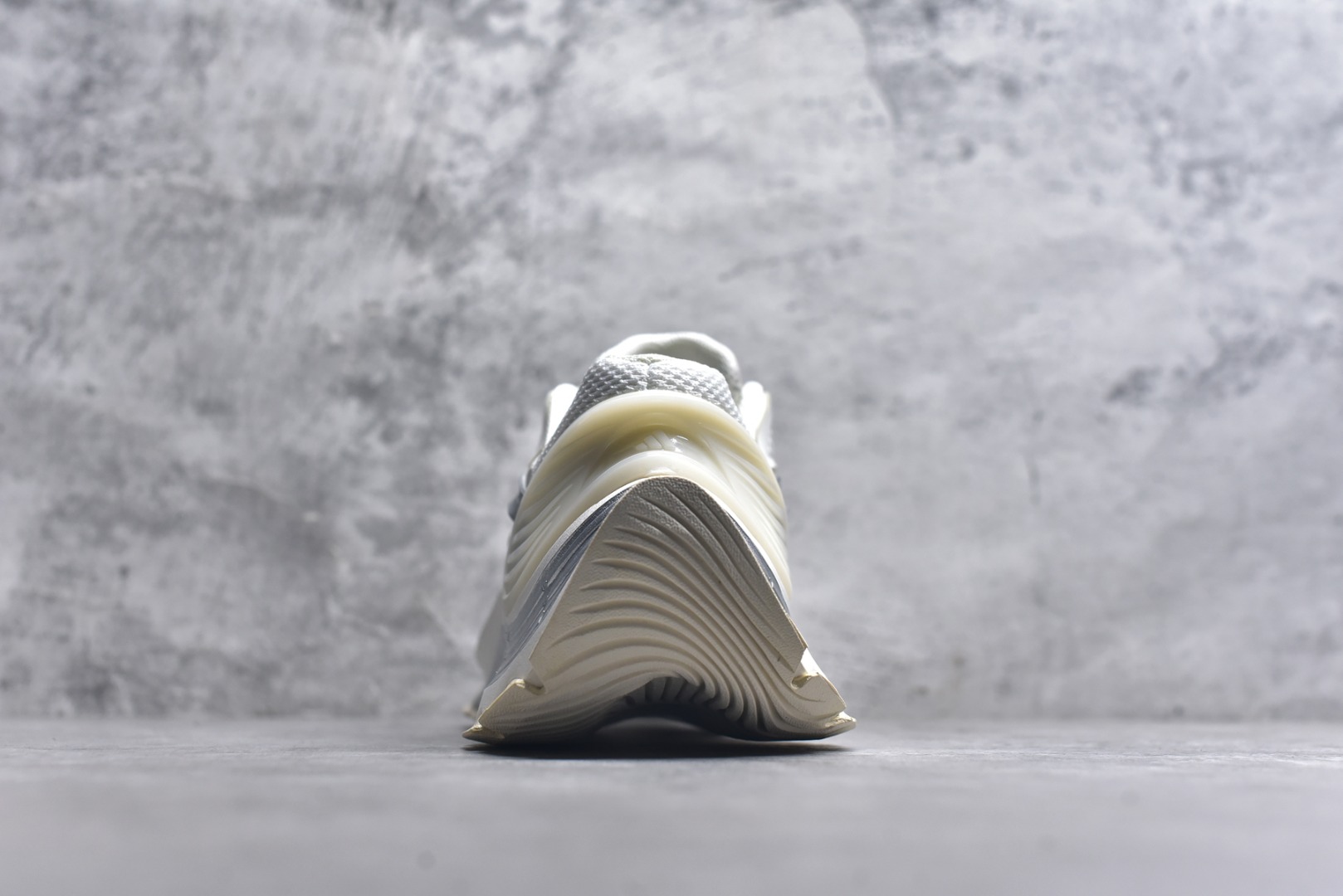 图片[5]-#AD XLG MTW系列 舒适百搭防滑耐磨低帮跑步鞋老爹鞋 JR6390 鞋面采用贯穿式银条 完整的线条流畅度带来充分的视觉享受 鞋舌若隐若现的LOGO充满神秘感 夸张的鞋后跟幅度设计 线条感延伸至后跟标志三条杆彰显adidas调性 中底采用LIGHT STRIKE科技 在满足穿搭属性的同时提供舒适的脚感 完整的流线型设计语言 从鞋面贯穿到鞋底以及鞋花纹路 颜值与实力兼具 秀场与日常皆融 未来已来 让我们继续期待 实拍调校N版已经零色差零失真 百分百还原实物色彩所见即所得 不存在货不对板色差等低级问题 选购参考实物拍摄 不混卖不参货 只用心做好货严格选品 承诺混一赔十 尺码：36 36.5 37.5 38 38.5 39 40 40.5 41 42 42.5 43 44 44.5 45-选品中心