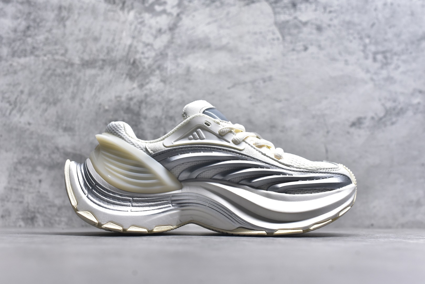 图片[3]-#AD XLG MTW系列 舒适百搭防滑耐磨低帮跑步鞋老爹鞋 JR6390 鞋面采用贯穿式银条 完整的线条流畅度带来充分的视觉享受 鞋舌若隐若现的LOGO充满神秘感 夸张的鞋后跟幅度设计 线条感延伸至后跟标志三条杆彰显adidas调性 中底采用LIGHT STRIKE科技 在满足穿搭属性的同时提供舒适的脚感 完整的流线型设计语言 从鞋面贯穿到鞋底以及鞋花纹路 颜值与实力兼具 秀场与日常皆融 未来已来 让我们继续期待 实拍调校N版已经零色差零失真 百分百还原实物色彩所见即所得 不存在货不对板色差等低级问题 选购参考实物拍摄 不混卖不参货 只用心做好货严格选品 承诺混一赔十 尺码：36 36.5 37.5 38 38.5 39 40 40.5 41 42 42.5 43 44 44.5 45-选品中心