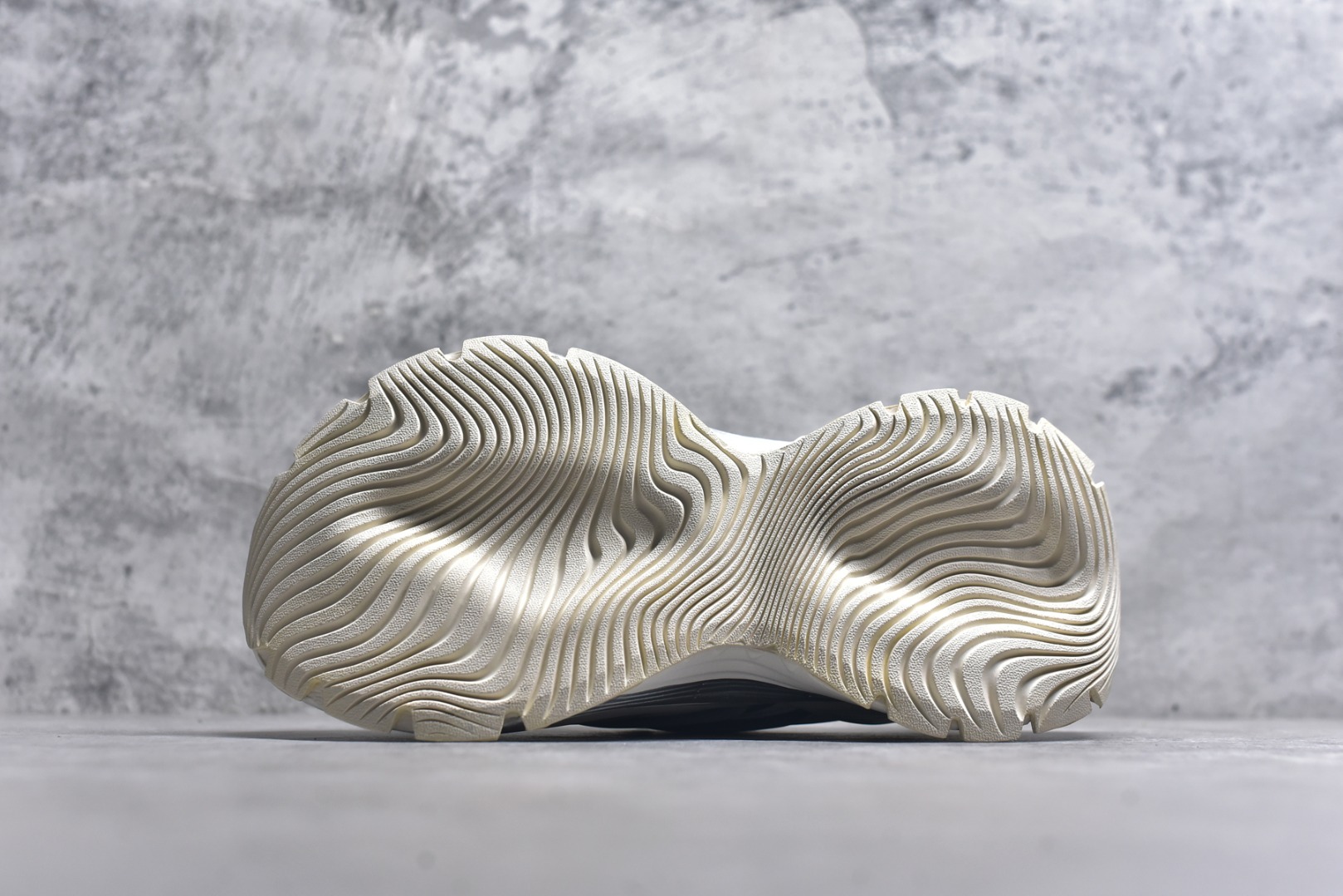 图片[6]-#AD XLG MTW系列 舒适百搭防滑耐磨低帮跑步鞋老爹鞋 JR6390 鞋面采用贯穿式银条 完整的线条流畅度带来充分的视觉享受 鞋舌若隐若现的LOGO充满神秘感 夸张的鞋后跟幅度设计 线条感延伸至后跟标志三条杆彰显adidas调性 中底采用LIGHT STRIKE科技 在满足穿搭属性的同时提供舒适的脚感 完整的流线型设计语言 从鞋面贯穿到鞋底以及鞋花纹路 颜值与实力兼具 秀场与日常皆融 未来已来 让我们继续期待 实拍调校N版已经零色差零失真 百分百还原实物色彩所见即所得 不存在货不对板色差等低级问题 选购参考实物拍摄 不混卖不参货 只用心做好货严格选品 承诺混一赔十 尺码：36 36.5 37.5 38 38.5 39 40 40.5 41 42 42.5 43 44 44.5 45-选品中心