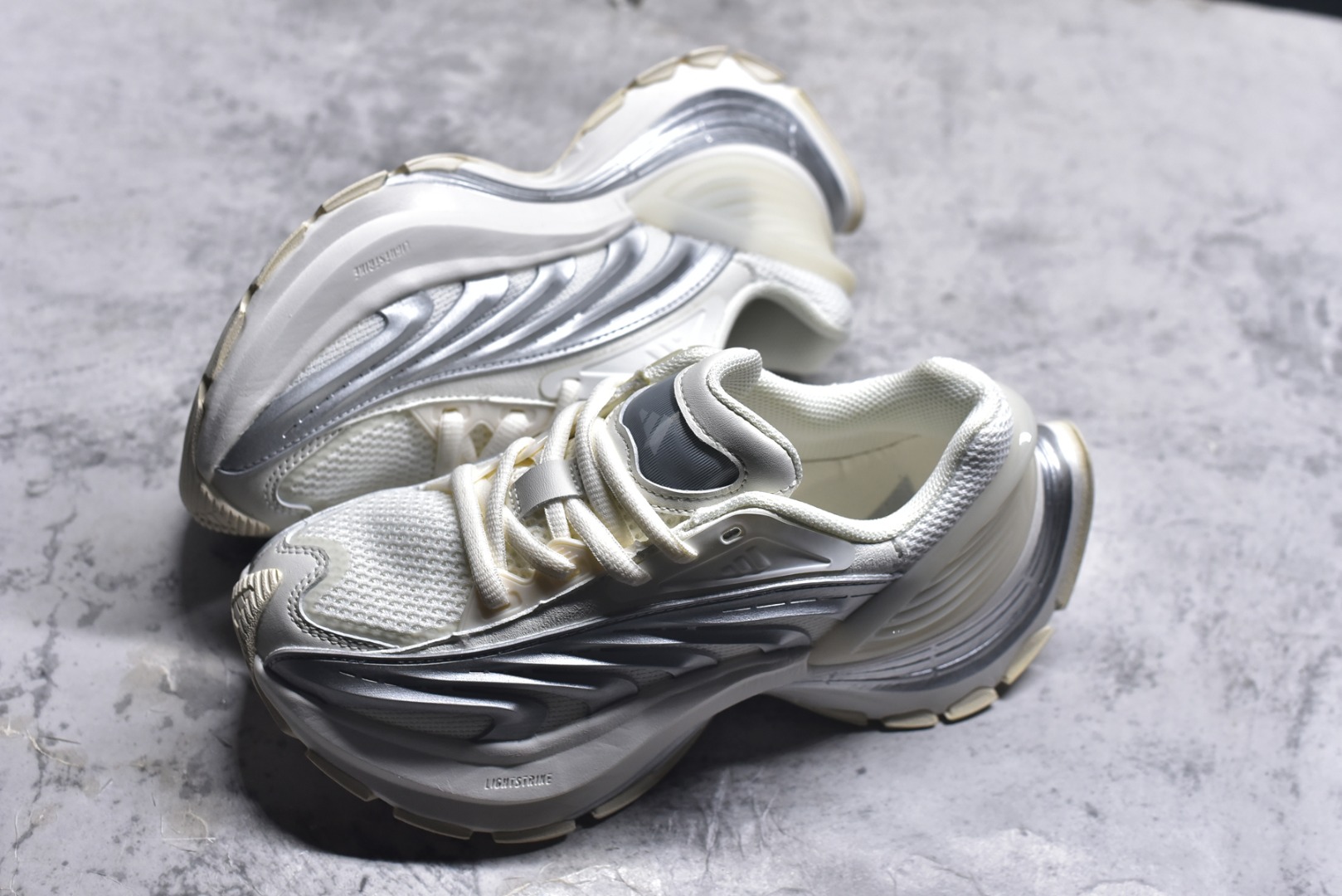 图片[7]-#AD XLG MTW系列 舒适百搭防滑耐磨低帮跑步鞋老爹鞋 JR6390 鞋面采用贯穿式银条 完整的线条流畅度带来充分的视觉享受 鞋舌若隐若现的LOGO充满神秘感 夸张的鞋后跟幅度设计 线条感延伸至后跟标志三条杆彰显adidas调性 中底采用LIGHT STRIKE科技 在满足穿搭属性的同时提供舒适的脚感 完整的流线型设计语言 从鞋面贯穿到鞋底以及鞋花纹路 颜值与实力兼具 秀场与日常皆融 未来已来 让我们继续期待 实拍调校N版已经零色差零失真 百分百还原实物色彩所见即所得 不存在货不对板色差等低级问题 选购参考实物拍摄 不混卖不参货 只用心做好货严格选品 承诺混一赔十 尺码：36 36.5 37.5 38 38.5 39 40 40.5 41 42 42.5 43 44 44.5 45-选品中心