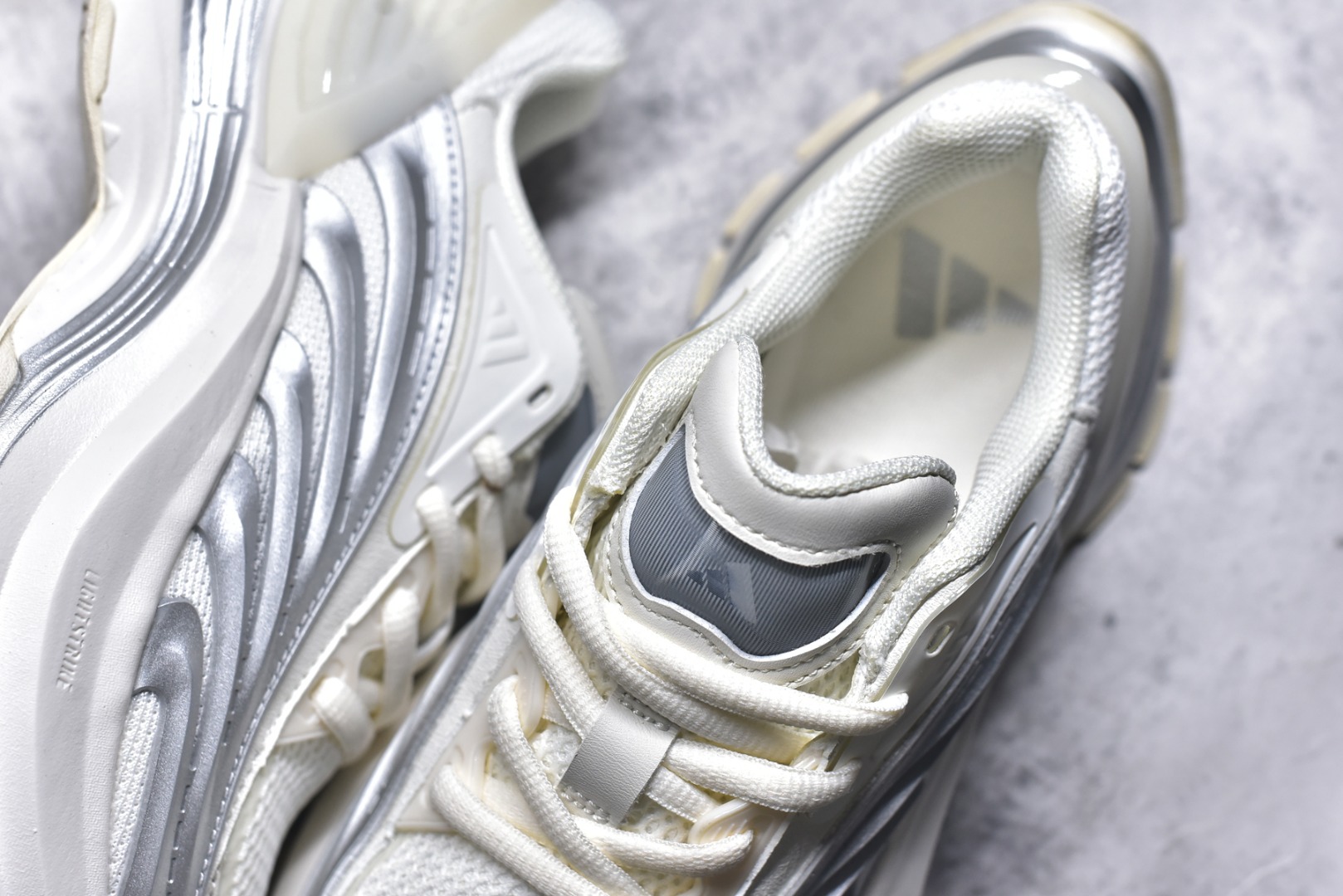 图片[9]-#AD XLG MTW系列 舒适百搭防滑耐磨低帮跑步鞋老爹鞋 JR6390 鞋面采用贯穿式银条 完整的线条流畅度带来充分的视觉享受 鞋舌若隐若现的LOGO充满神秘感 夸张的鞋后跟幅度设计 线条感延伸至后跟标志三条杆彰显adidas调性 中底采用LIGHT STRIKE科技 在满足穿搭属性的同时提供舒适的脚感 完整的流线型设计语言 从鞋面贯穿到鞋底以及鞋花纹路 颜值与实力兼具 秀场与日常皆融 未来已来 让我们继续期待 实拍调校N版已经零色差零失真 百分百还原实物色彩所见即所得 不存在货不对板色差等低级问题 选购参考实物拍摄 不混卖不参货 只用心做好货严格选品 承诺混一赔十 尺码：36 36.5 37.5 38 38.5 39 40 40.5 41 42 42.5 43 44 44.5 45-选品中心