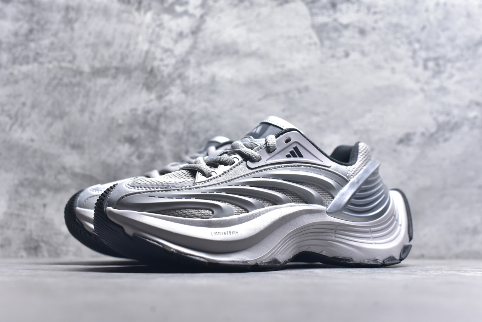 图片[2]-#AD XLG MTW系列 舒适百搭防滑耐磨低帮跑步鞋老爹鞋 JS1501 鞋面采用贯穿式银条 完整的线条流畅度带来充分的视觉享受 鞋舌若隐若现的LOGO充满神秘感 夸张的鞋后跟幅度设计 线条感延伸至后跟标志三条杆彰显adidas调性 中底采用LIGHT STRIKE科技 在满足穿搭属性的同时提供舒适的脚感 完整的流线型设计语言 从鞋面贯穿到鞋底以及鞋花纹路 颜值与实力兼具 秀场与日常皆融 未来已来 让我们继续期待 实拍调校N版已经零色差零失真 百分百还原实物色彩所见即所得 不存在货不对板色差等低级问题 选购参考实物拍摄 不混卖不参货 只用心做好货严格选品 承诺混一赔十 尺码：36 36.5 37.5 38 38.5 39 40 40.5 41 42 42.5 43 44 44.5 45-选品中心