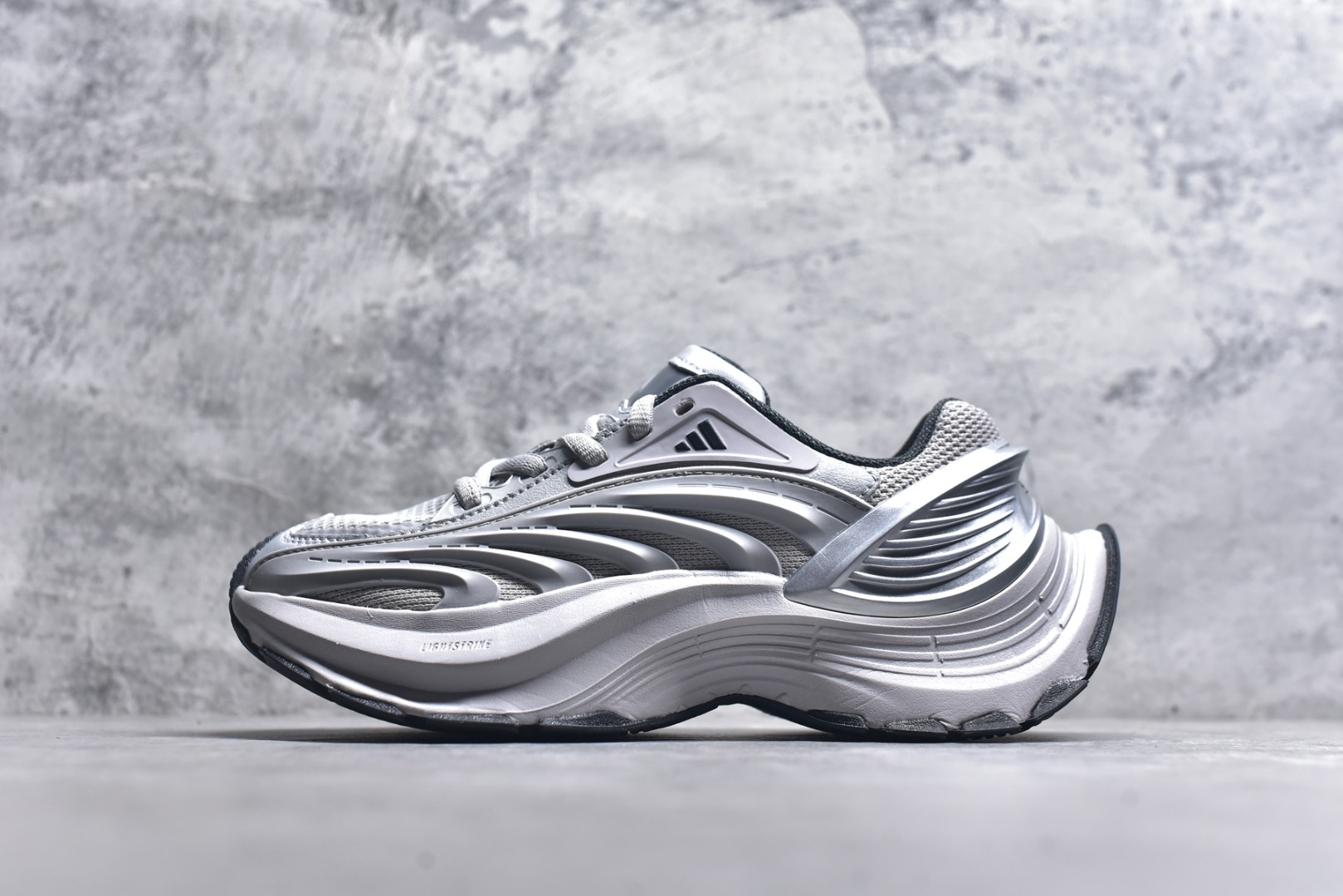 #AD XLG MTW系列 舒适百搭防滑耐磨低帮跑步鞋老爹鞋 JS1501 鞋面采用贯穿式银条 完整的线条流畅度带来充分的视觉享受 鞋舌若隐若现的LOGO充满神秘感 夸张的鞋后跟幅度设计 线条感延伸至后跟标志三条杆彰显adidas调性 中底采用LIGHT STRIKE科技 在满足穿搭属性的同时提供舒适的脚感 完整的流线型设计语言 从鞋面贯穿到鞋底以及鞋花纹路 颜值与实力兼具 秀场与日常皆融 未来已来 让我们继续期待 实拍调校N版已经零色差零失真 百分百还原实物色彩所见即所得 不存在货不对板色差等低级问题 选购参考实物拍摄 不混卖不参货 只用心做好货严格选品 承诺混一赔十 尺码：36 36.5 37.5 38 38.5 39 40 40.5 41 42 42.5 43 44 44.5 45-选品中心