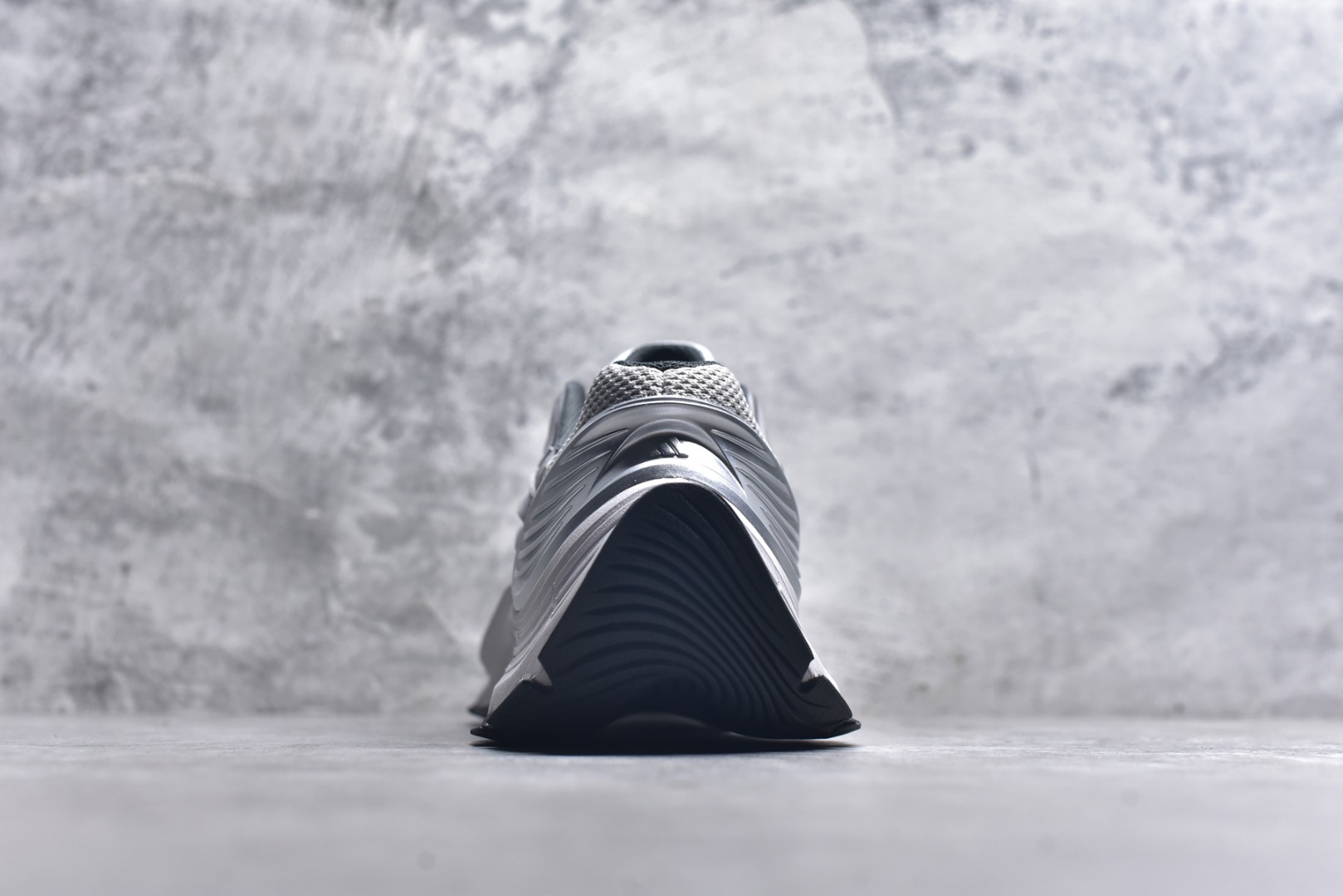 图片[5]-#AD XLG MTW系列 舒适百搭防滑耐磨低帮跑步鞋老爹鞋 JS1501 鞋面采用贯穿式银条 完整的线条流畅度带来充分的视觉享受 鞋舌若隐若现的LOGO充满神秘感 夸张的鞋后跟幅度设计 线条感延伸至后跟标志三条杆彰显adidas调性 中底采用LIGHT STRIKE科技 在满足穿搭属性的同时提供舒适的脚感 完整的流线型设计语言 从鞋面贯穿到鞋底以及鞋花纹路 颜值与实力兼具 秀场与日常皆融 未来已来 让我们继续期待 实拍调校N版已经零色差零失真 百分百还原实物色彩所见即所得 不存在货不对板色差等低级问题 选购参考实物拍摄 不混卖不参货 只用心做好货严格选品 承诺混一赔十 尺码：36 36.5 37.5 38 38.5 39 40 40.5 41 42 42.5 43 44 44.5 45-选品中心