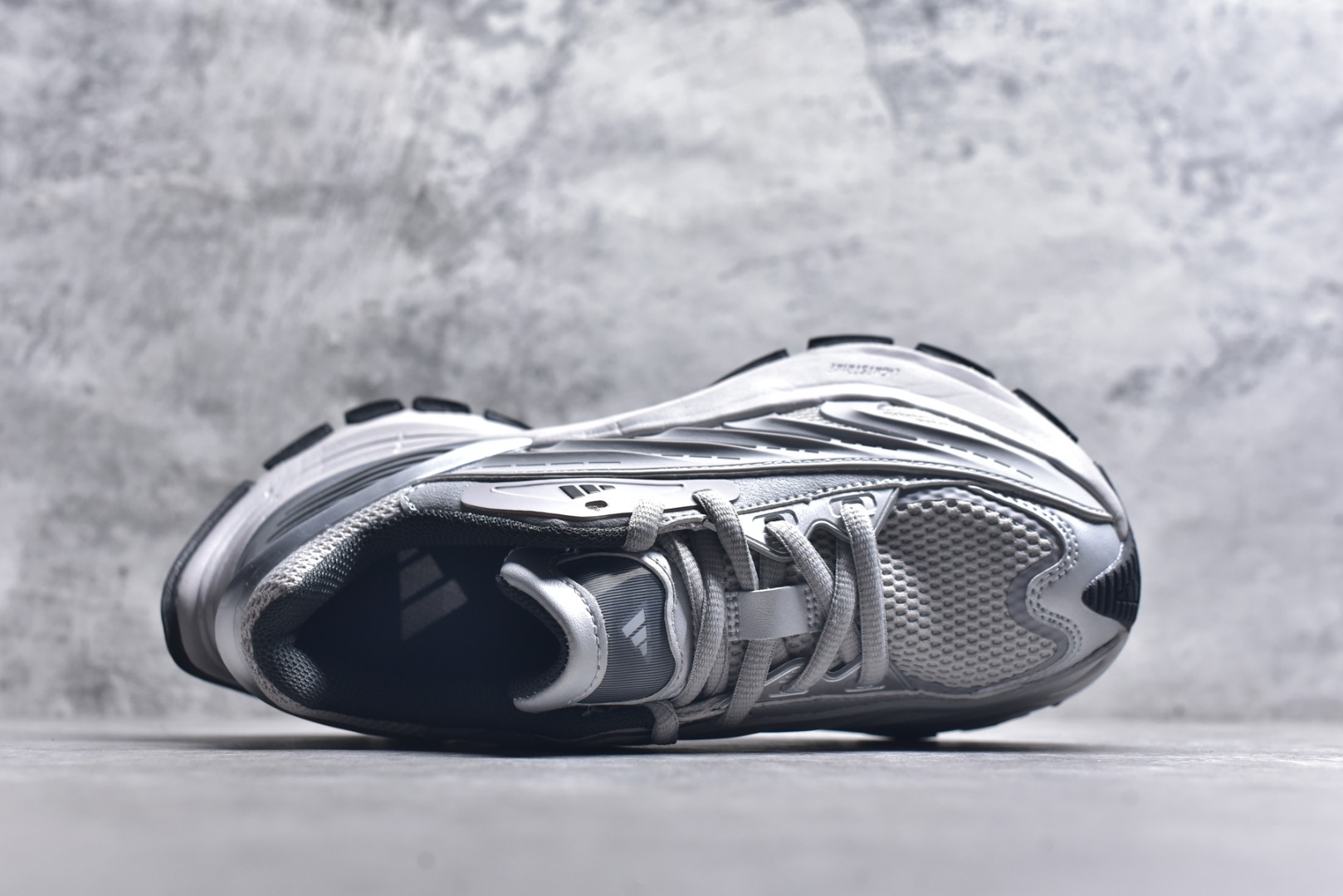 图片[4]-#AD XLG MTW系列 舒适百搭防滑耐磨低帮跑步鞋老爹鞋 JS1501 鞋面采用贯穿式银条 完整的线条流畅度带来充分的视觉享受 鞋舌若隐若现的LOGO充满神秘感 夸张的鞋后跟幅度设计 线条感延伸至后跟标志三条杆彰显adidas调性 中底采用LIGHT STRIKE科技 在满足穿搭属性的同时提供舒适的脚感 完整的流线型设计语言 从鞋面贯穿到鞋底以及鞋花纹路 颜值与实力兼具 秀场与日常皆融 未来已来 让我们继续期待 实拍调校N版已经零色差零失真 百分百还原实物色彩所见即所得 不存在货不对板色差等低级问题 选购参考实物拍摄 不混卖不参货 只用心做好货严格选品 承诺混一赔十 尺码：36 36.5 37.5 38 38.5 39 40 40.5 41 42 42.5 43 44 44.5 45-选品中心