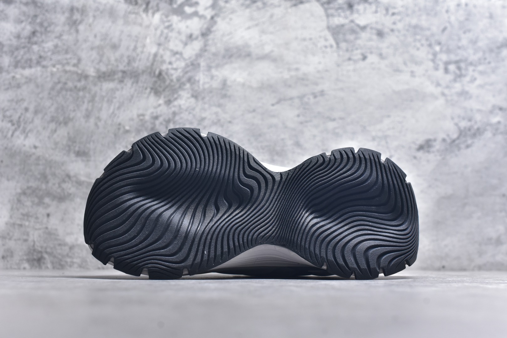 图片[6]-#AD XLG MTW系列 舒适百搭防滑耐磨低帮跑步鞋老爹鞋 JS1501 鞋面采用贯穿式银条 完整的线条流畅度带来充分的视觉享受 鞋舌若隐若现的LOGO充满神秘感 夸张的鞋后跟幅度设计 线条感延伸至后跟标志三条杆彰显adidas调性 中底采用LIGHT STRIKE科技 在满足穿搭属性的同时提供舒适的脚感 完整的流线型设计语言 从鞋面贯穿到鞋底以及鞋花纹路 颜值与实力兼具 秀场与日常皆融 未来已来 让我们继续期待 实拍调校N版已经零色差零失真 百分百还原实物色彩所见即所得 不存在货不对板色差等低级问题 选购参考实物拍摄 不混卖不参货 只用心做好货严格选品 承诺混一赔十 尺码：36 36.5 37.5 38 38.5 39 40 40.5 41 42 42.5 43 44 44.5 45-选品中心