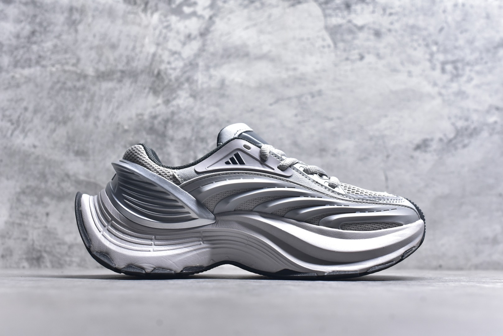 图片[3]-#AD XLG MTW系列 舒适百搭防滑耐磨低帮跑步鞋老爹鞋 JS1501 鞋面采用贯穿式银条 完整的线条流畅度带来充分的视觉享受 鞋舌若隐若现的LOGO充满神秘感 夸张的鞋后跟幅度设计 线条感延伸至后跟标志三条杆彰显adidas调性 中底采用LIGHT STRIKE科技 在满足穿搭属性的同时提供舒适的脚感 完整的流线型设计语言 从鞋面贯穿到鞋底以及鞋花纹路 颜值与实力兼具 秀场与日常皆融 未来已来 让我们继续期待 实拍调校N版已经零色差零失真 百分百还原实物色彩所见即所得 不存在货不对板色差等低级问题 选购参考实物拍摄 不混卖不参货 只用心做好货严格选品 承诺混一赔十 尺码：36 36.5 37.5 38 38.5 39 40 40.5 41 42 42.5 43 44 44.5 45-选品中心