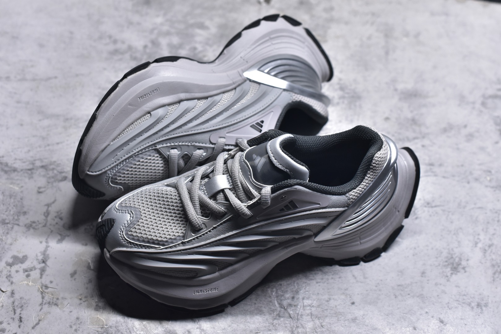 图片[7]-#AD XLG MTW系列 舒适百搭防滑耐磨低帮跑步鞋老爹鞋 JS1501 鞋面采用贯穿式银条 完整的线条流畅度带来充分的视觉享受 鞋舌若隐若现的LOGO充满神秘感 夸张的鞋后跟幅度设计 线条感延伸至后跟标志三条杆彰显adidas调性 中底采用LIGHT STRIKE科技 在满足穿搭属性的同时提供舒适的脚感 完整的流线型设计语言 从鞋面贯穿到鞋底以及鞋花纹路 颜值与实力兼具 秀场与日常皆融 未来已来 让我们继续期待 实拍调校N版已经零色差零失真 百分百还原实物色彩所见即所得 不存在货不对板色差等低级问题 选购参考实物拍摄 不混卖不参货 只用心做好货严格选品 承诺混一赔十 尺码：36 36.5 37.5 38 38.5 39 40 40.5 41 42 42.5 43 44 44.5 45-选品中心