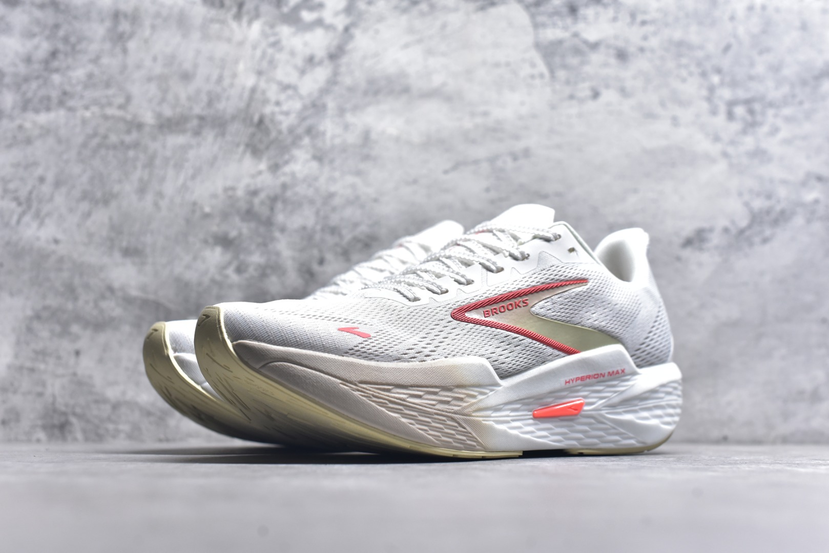 图片[2]-#Brooks Hyperion 布鲁克斯旋风2代舒适百搭防滑轻便低帮跑步鞋 Brooks 四大跑鞋之一 百年品牌 跑鞋从外形上基本就能判断这是一款速度跑鞋 简洁干练的外形结构和极强的运动流线型看着非常有速度感 上脚的第一感觉是非常轻 美码9码的鞋单只206g不到 从个人偏好来说 200g左右的竞速鞋最具安全感 鞋面采用单层网布 很薄 前掌使用了大量开放式网眼 排气直接快速 透气性上乘 鞋舌也是轻量化设计 仅为一层麂皮 和脚背完美贴合 鞋舌中央有个防偏穿孔 从实际穿着来看 通常鞋舌都是外偏 如果是防偏穿孔位于中心 防偏效果其实并不十分有效 如果采用趋外侧的偏心设计更有效 鞋帮泡棉填充量不大 但非常紧凑 贴合舒适 包裹稳固 内置硬质TPU保证必要的稳定性 跑鞋中底采用的是DNA FLASH科技材料 DNA FLASH中底科技 是Brooks第一款将氮气注入中底的创新科技 主要原理是借助“超临界流体”发泡技术 将液态氮稳定的转化为气态氮 并使其均匀地形成无数紧密贴合的密闭式气囊结构 尺码：36 36.5 37.5 38 38.5 39 40 40.5 41 42 42.5 43 44 44.5 45 46-选品中心