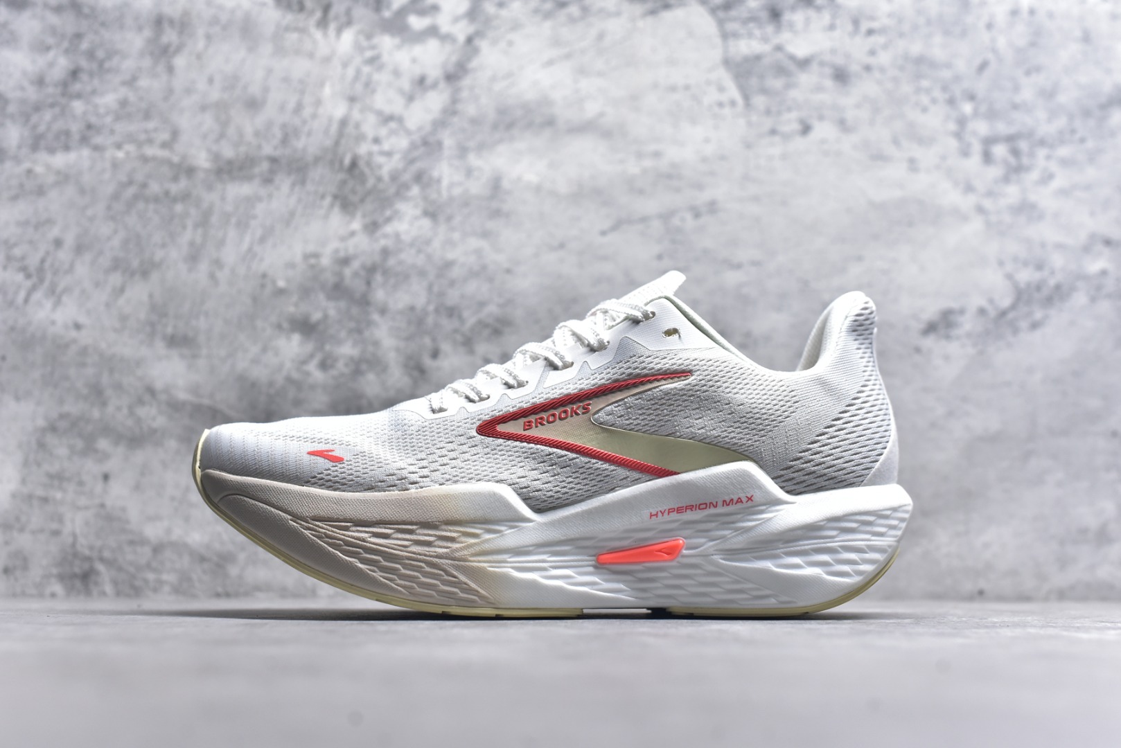 #Brooks Hyperion 布鲁克斯旋风2代舒适百搭防滑轻便低帮跑步鞋 Brooks 四大跑鞋之一 百年品牌 跑鞋从外形上基本就能判断这是一款速度跑鞋 简洁干练的外形结构和极强的运动流线型看着非常有速度感 上脚的第一感觉是非常轻 美码9码的鞋单只206g不到 从个人偏好来说 200g左右的竞速鞋最具安全感 鞋面采用单层网布 很薄 前掌使用了大量开放式网眼 排气直接快速 透气性上乘 鞋舌也是轻量化设计 仅为一层麂皮 和脚背完美贴合 鞋舌中央有个防偏穿孔 从实际穿着来看 通常鞋舌都是外偏 如果是防偏穿孔位于中心 防偏效果其实并不十分有效 如果采用趋外侧的偏心设计更有效 鞋帮泡棉填充量不大 但非常紧凑 贴合舒适 包裹稳固 内置硬质TPU保证必要的稳定性 跑鞋中底采用的是DNA FLASH科技材料 DNA FLASH中底科技 是Brooks第一款将氮气注入中底的创新科技 主要原理是借助“超临界流体”发泡技术 将液态氮稳定的转化为气态氮 并使其均匀地形成无数紧密贴合的密闭式气囊结构 尺码：36 36.5 37.5 38 38.5 39 40 40.5 41 42 42.5 43 44 44.5 45 46-选品中心