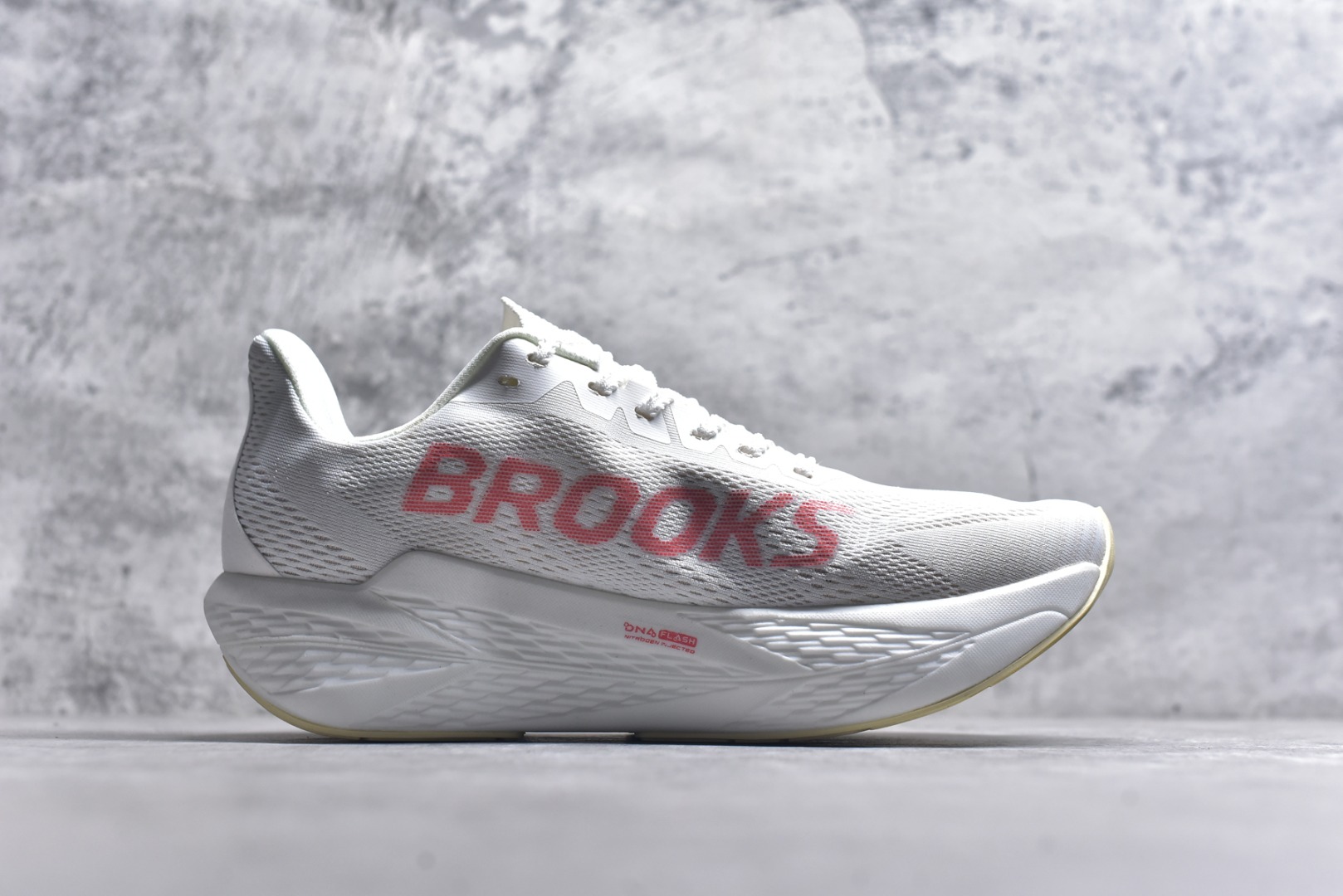 图片[3]-#Brooks Hyperion 布鲁克斯旋风2代舒适百搭防滑轻便低帮跑步鞋 Brooks 四大跑鞋之一 百年品牌 跑鞋从外形上基本就能判断这是一款速度跑鞋 简洁干练的外形结构和极强的运动流线型看着非常有速度感 上脚的第一感觉是非常轻 美码9码的鞋单只206g不到 从个人偏好来说 200g左右的竞速鞋最具安全感 鞋面采用单层网布 很薄 前掌使用了大量开放式网眼 排气直接快速 透气性上乘 鞋舌也是轻量化设计 仅为一层麂皮 和脚背完美贴合 鞋舌中央有个防偏穿孔 从实际穿着来看 通常鞋舌都是外偏 如果是防偏穿孔位于中心 防偏效果其实并不十分有效 如果采用趋外侧的偏心设计更有效 鞋帮泡棉填充量不大 但非常紧凑 贴合舒适 包裹稳固 内置硬质TPU保证必要的稳定性 跑鞋中底采用的是DNA FLASH科技材料 DNA FLASH中底科技 是Brooks第一款将氮气注入中底的创新科技 主要原理是借助“超临界流体”发泡技术 将液态氮稳定的转化为气态氮 并使其均匀地形成无数紧密贴合的密闭式气囊结构 尺码：36 36.5 37.5 38 38.5 39 40 40.5 41 42 42.5 43 44 44.5 45 46-选品中心