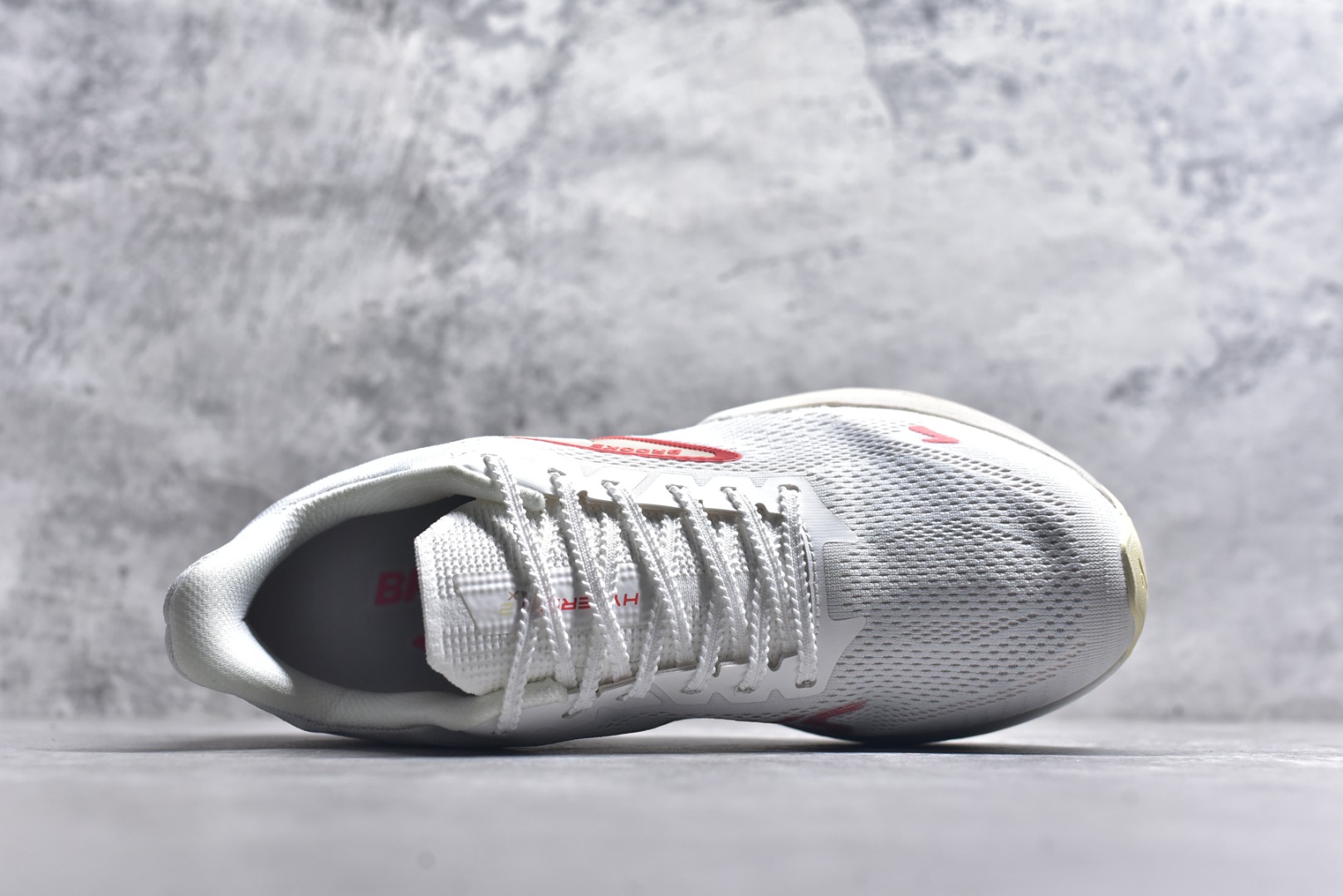 图片[4]-#Brooks Hyperion 布鲁克斯旋风2代舒适百搭防滑轻便低帮跑步鞋 Brooks 四大跑鞋之一 百年品牌 跑鞋从外形上基本就能判断这是一款速度跑鞋 简洁干练的外形结构和极强的运动流线型看着非常有速度感 上脚的第一感觉是非常轻 美码9码的鞋单只206g不到 从个人偏好来说 200g左右的竞速鞋最具安全感 鞋面采用单层网布 很薄 前掌使用了大量开放式网眼 排气直接快速 透气性上乘 鞋舌也是轻量化设计 仅为一层麂皮 和脚背完美贴合 鞋舌中央有个防偏穿孔 从实际穿着来看 通常鞋舌都是外偏 如果是防偏穿孔位于中心 防偏效果其实并不十分有效 如果采用趋外侧的偏心设计更有效 鞋帮泡棉填充量不大 但非常紧凑 贴合舒适 包裹稳固 内置硬质TPU保证必要的稳定性 跑鞋中底采用的是DNA FLASH科技材料 DNA FLASH中底科技 是Brooks第一款将氮气注入中底的创新科技 主要原理是借助“超临界流体”发泡技术 将液态氮稳定的转化为气态氮 并使其均匀地形成无数紧密贴合的密闭式气囊结构 尺码：36 36.5 37.5 38 38.5 39 40 40.5 41 42 42.5 43 44 44.5 45 46-选品中心