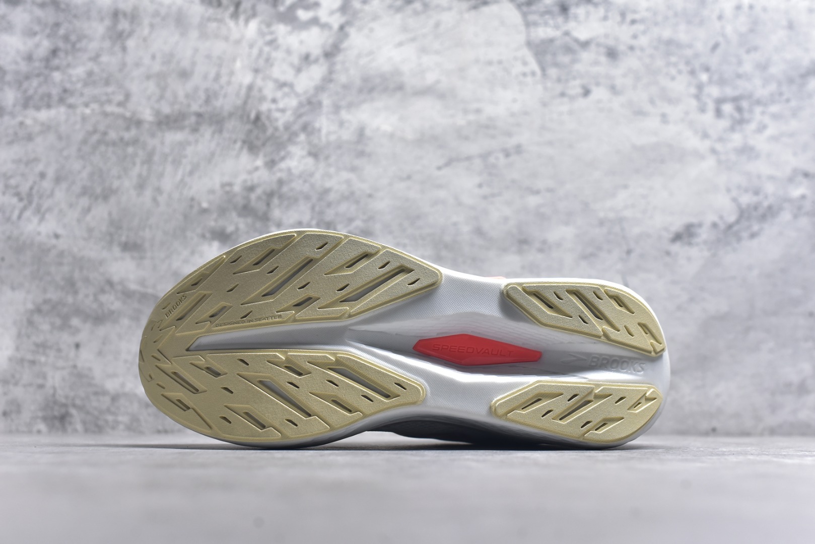 图片[6]-#Brooks Hyperion 布鲁克斯旋风2代舒适百搭防滑轻便低帮跑步鞋 Brooks 四大跑鞋之一 百年品牌 跑鞋从外形上基本就能判断这是一款速度跑鞋 简洁干练的外形结构和极强的运动流线型看着非常有速度感 上脚的第一感觉是非常轻 美码9码的鞋单只206g不到 从个人偏好来说 200g左右的竞速鞋最具安全感 鞋面采用单层网布 很薄 前掌使用了大量开放式网眼 排气直接快速 透气性上乘 鞋舌也是轻量化设计 仅为一层麂皮 和脚背完美贴合 鞋舌中央有个防偏穿孔 从实际穿着来看 通常鞋舌都是外偏 如果是防偏穿孔位于中心 防偏效果其实并不十分有效 如果采用趋外侧的偏心设计更有效 鞋帮泡棉填充量不大 但非常紧凑 贴合舒适 包裹稳固 内置硬质TPU保证必要的稳定性 跑鞋中底采用的是DNA FLASH科技材料 DNA FLASH中底科技 是Brooks第一款将氮气注入中底的创新科技 主要原理是借助“超临界流体”发泡技术 将液态氮稳定的转化为气态氮 并使其均匀地形成无数紧密贴合的密闭式气囊结构 尺码：36 36.5 37.5 38 38.5 39 40 40.5 41 42 42.5 43 44 44.5 45 46-选品中心